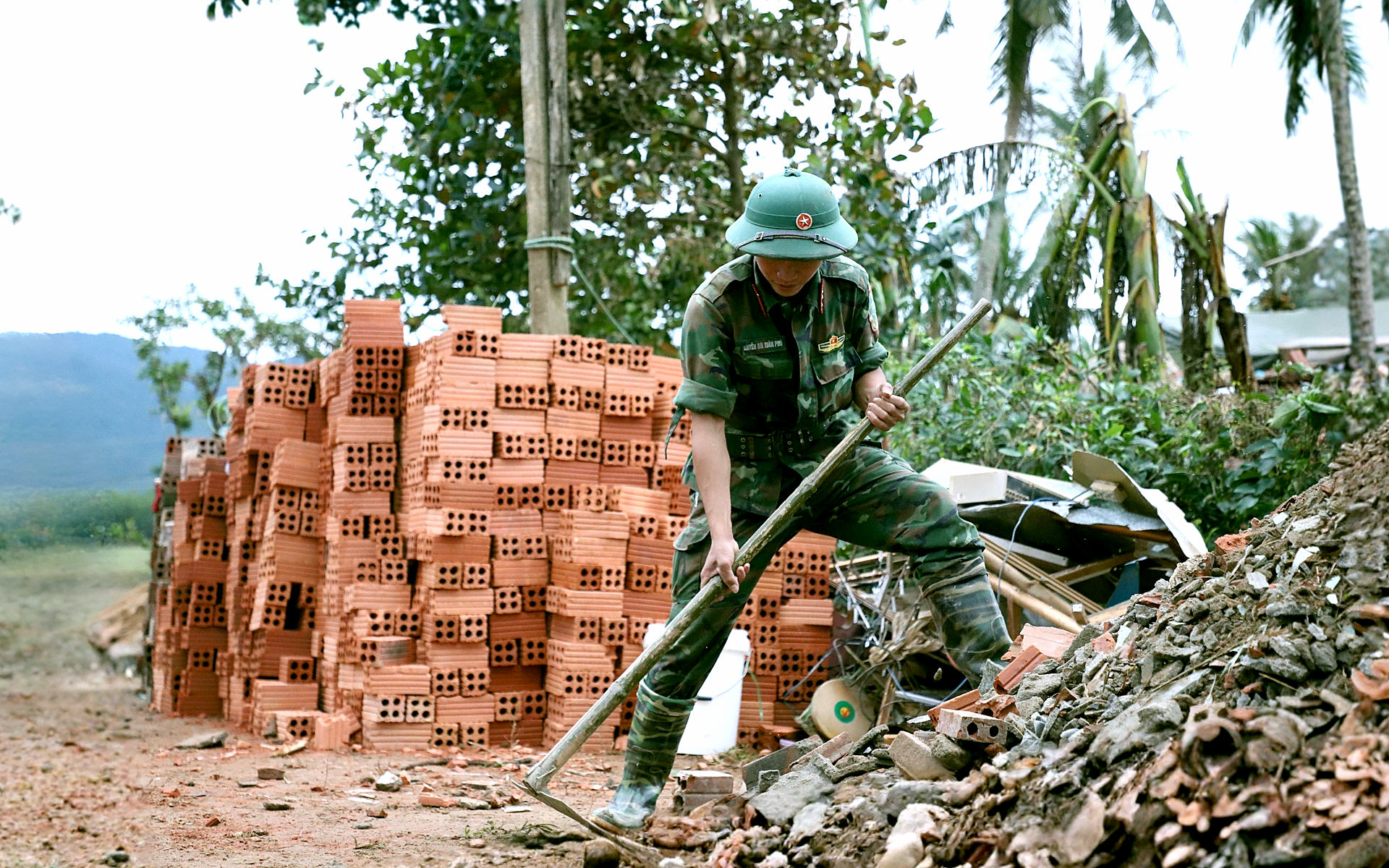 Thần tốc xây lại nhà cho dân bị lũ giật sập - Ảnh 1.