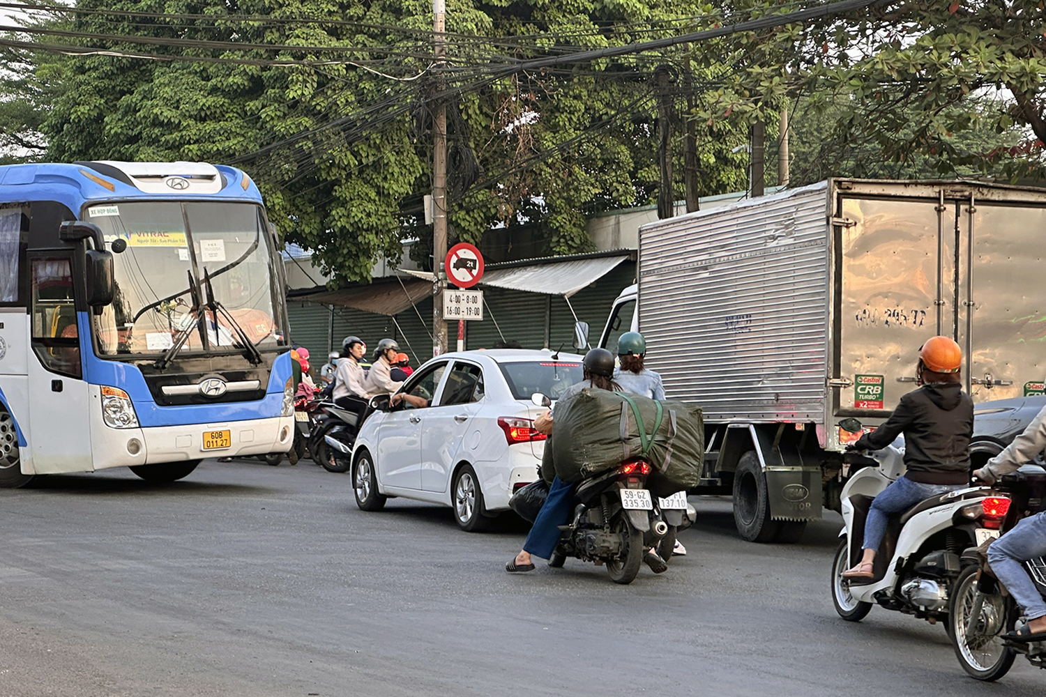 Đồng Nai yêu cầu người dân, hộ kinh doanh lấn chiếm đường bộ tự khắc phục, ký cam kết - Ảnh 1.