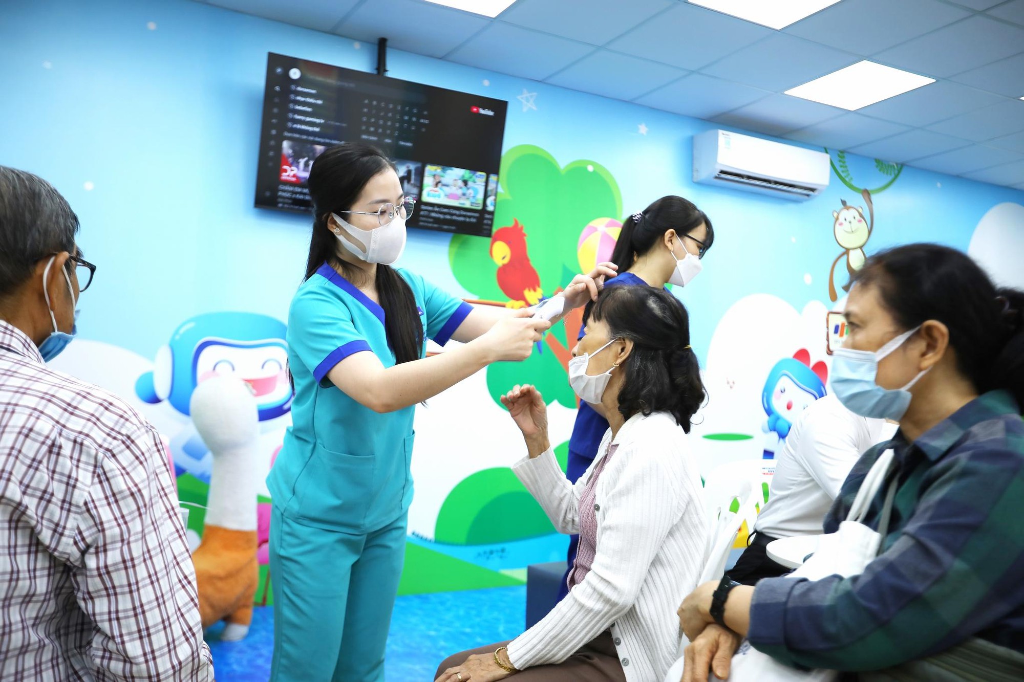 Người có bệnh mạn tính cần chủ động phòng cúm mùa mưa bão - Ảnh 1.