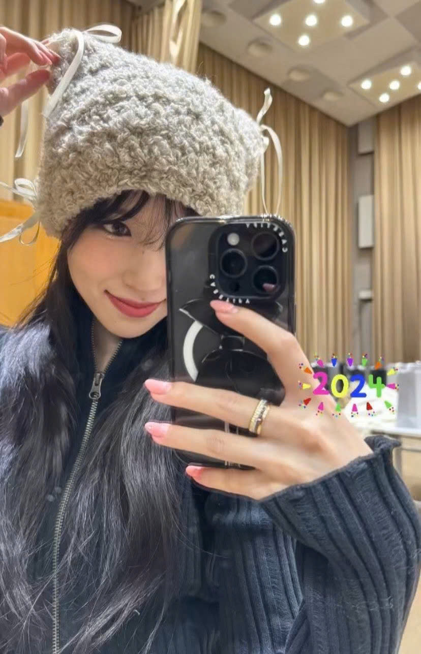 Sakura (LE SSERAFIM) khoe tài đan móc len, fan đổ xô học theo - Ảnh 5.