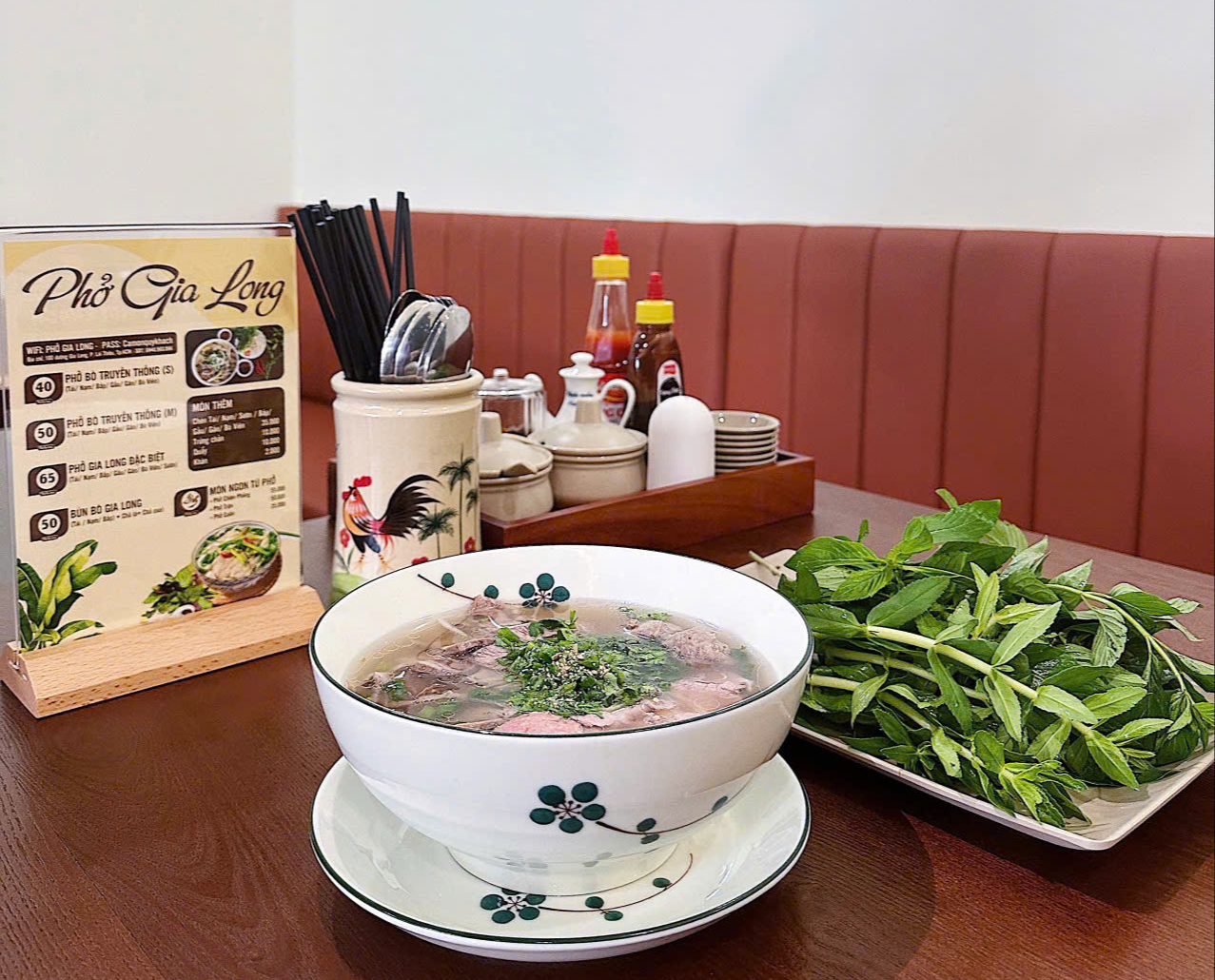 Tour một ngày đến Lái Thiêu: Ăn phở Gia Long, trải nghiệm gốm Thủ Biên - Ảnh 1. phở Gia Long - Ảnh 1.