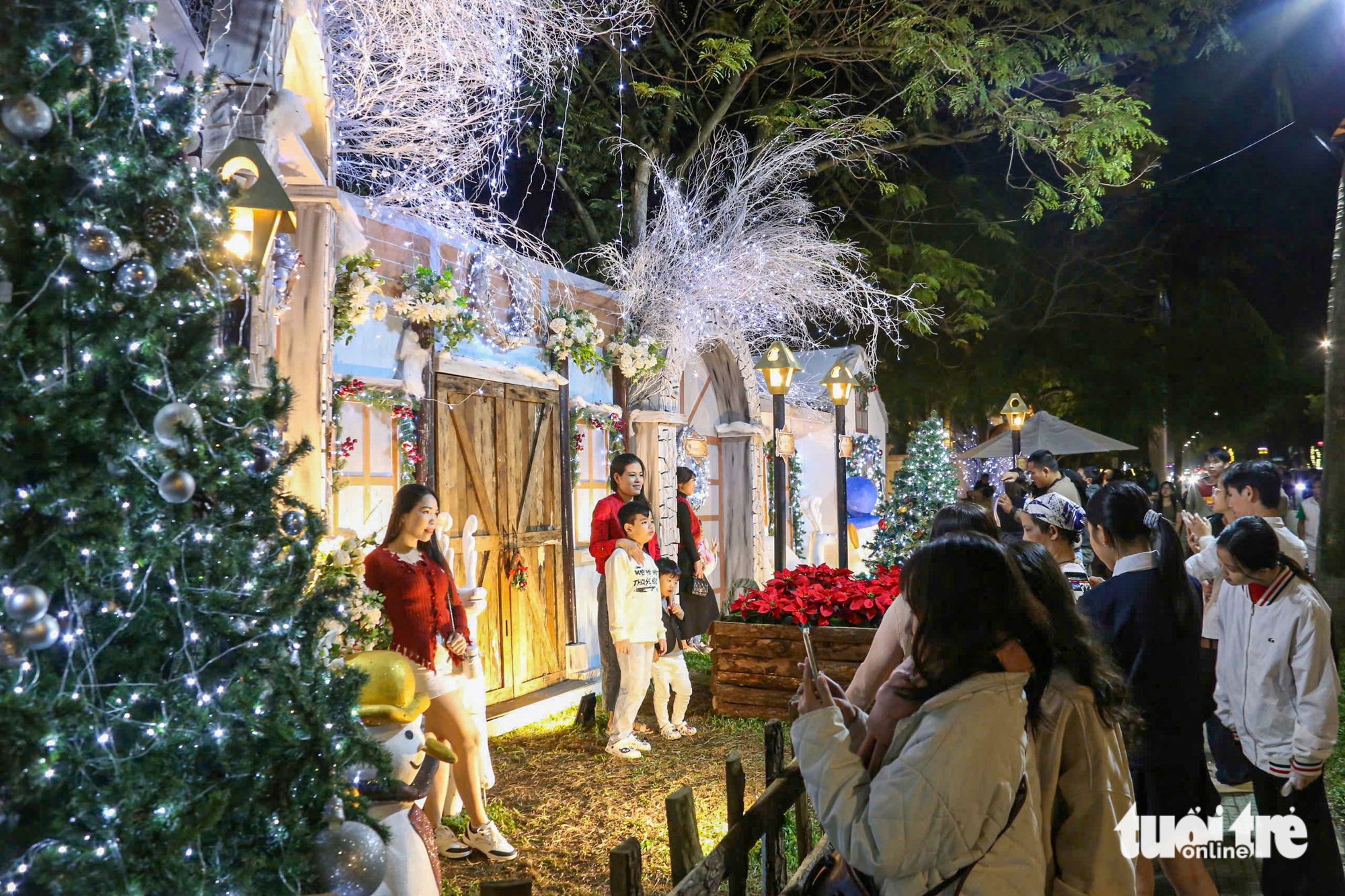 Người dân Đà Nẵng chen chân săn ảnh, đón Noel sớm - Ảnh 6.