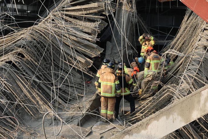 Công trình thư viện bất ngờ đổ sập, 1 người chết, 3 người mắc kẹt - Ảnh 1.