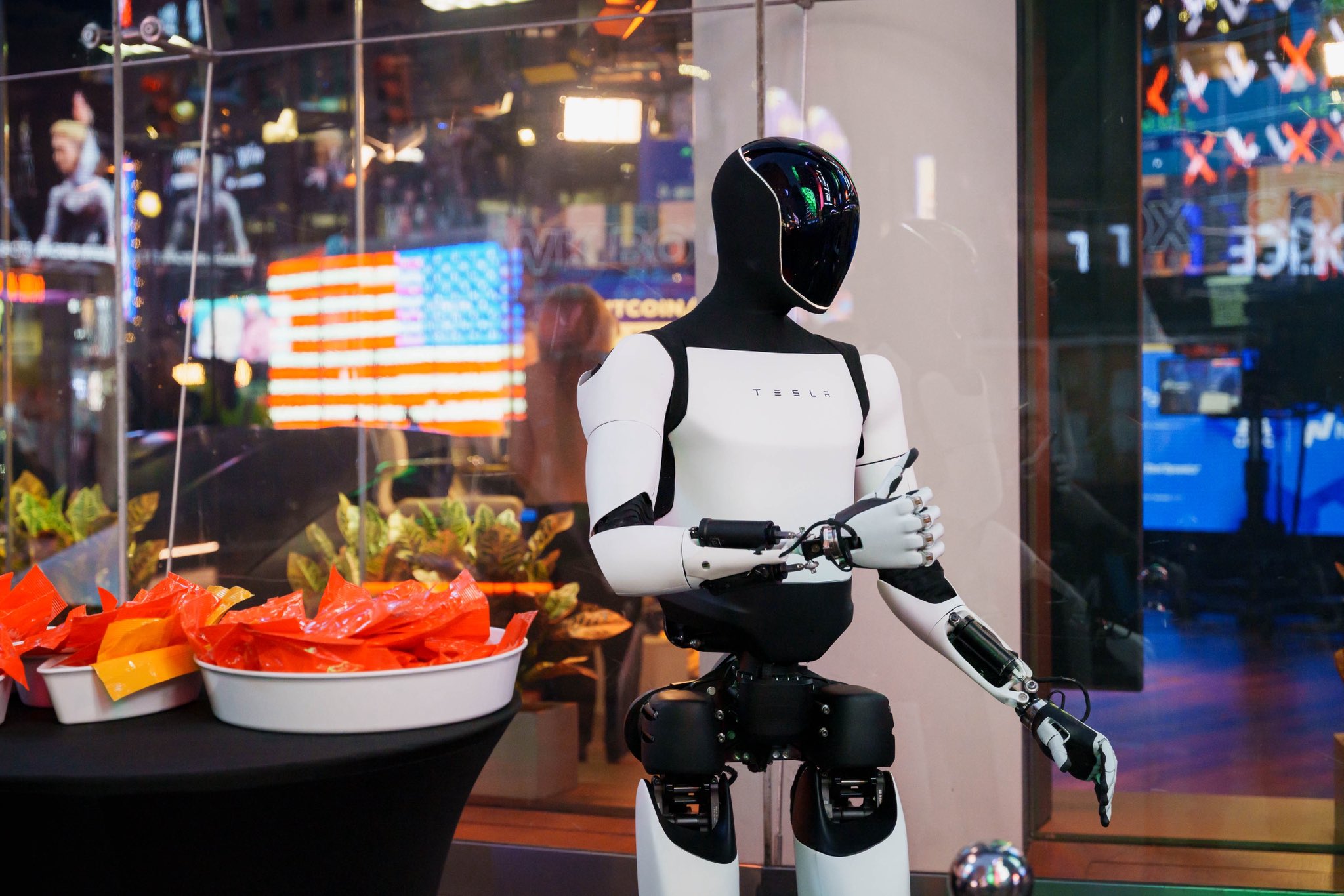 Tesla gây sốt với màn ‘khoe’ robot biết chạy như người thật - Ảnh 1.