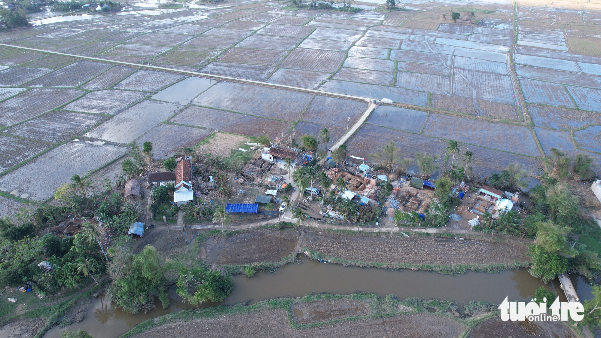 Tốc độ làm nhà mới của bộ đội ở vùng lũ nhanh tới mức khiến người dân ngạc nhiên - Ảnh 1.