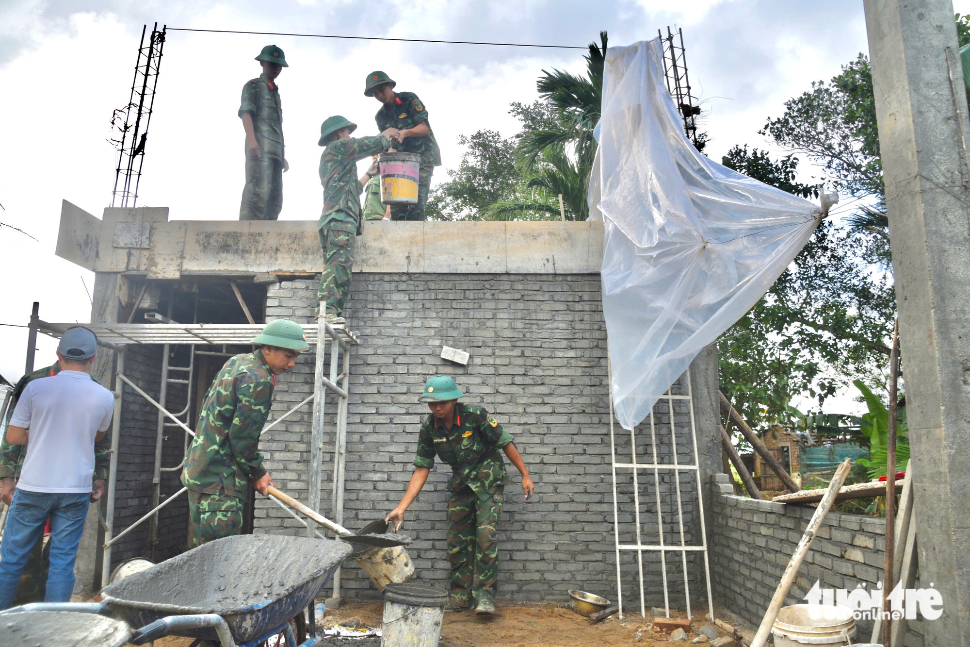 Tốc độ làm nhà mới của bộ đội ở vùng lũ nhanh tới mức khiến người dân ngạc nhiên - Ảnh 3.