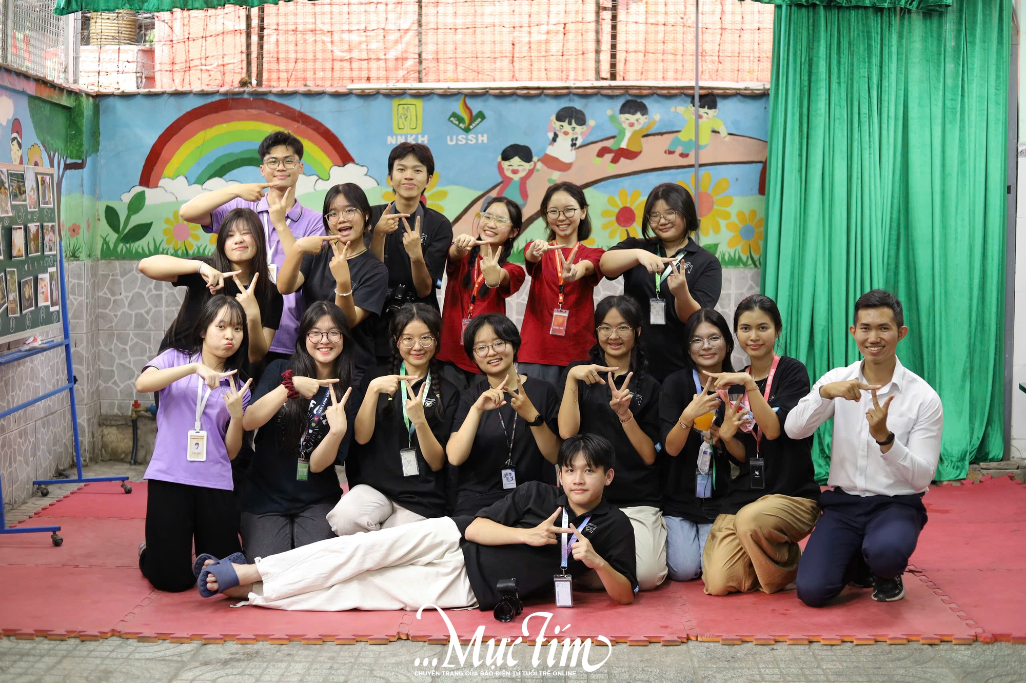 Học trò Trưng Vương mang 'lăng kính hy vọng’ đến Trường Chuyên biệt Hy Vọng- Ảnh 2. Học trò Trưng Vương mang 'lăng kính hy vọng’ đến Trường Chuyên biệt Hy Vọng- Ảnh 2.