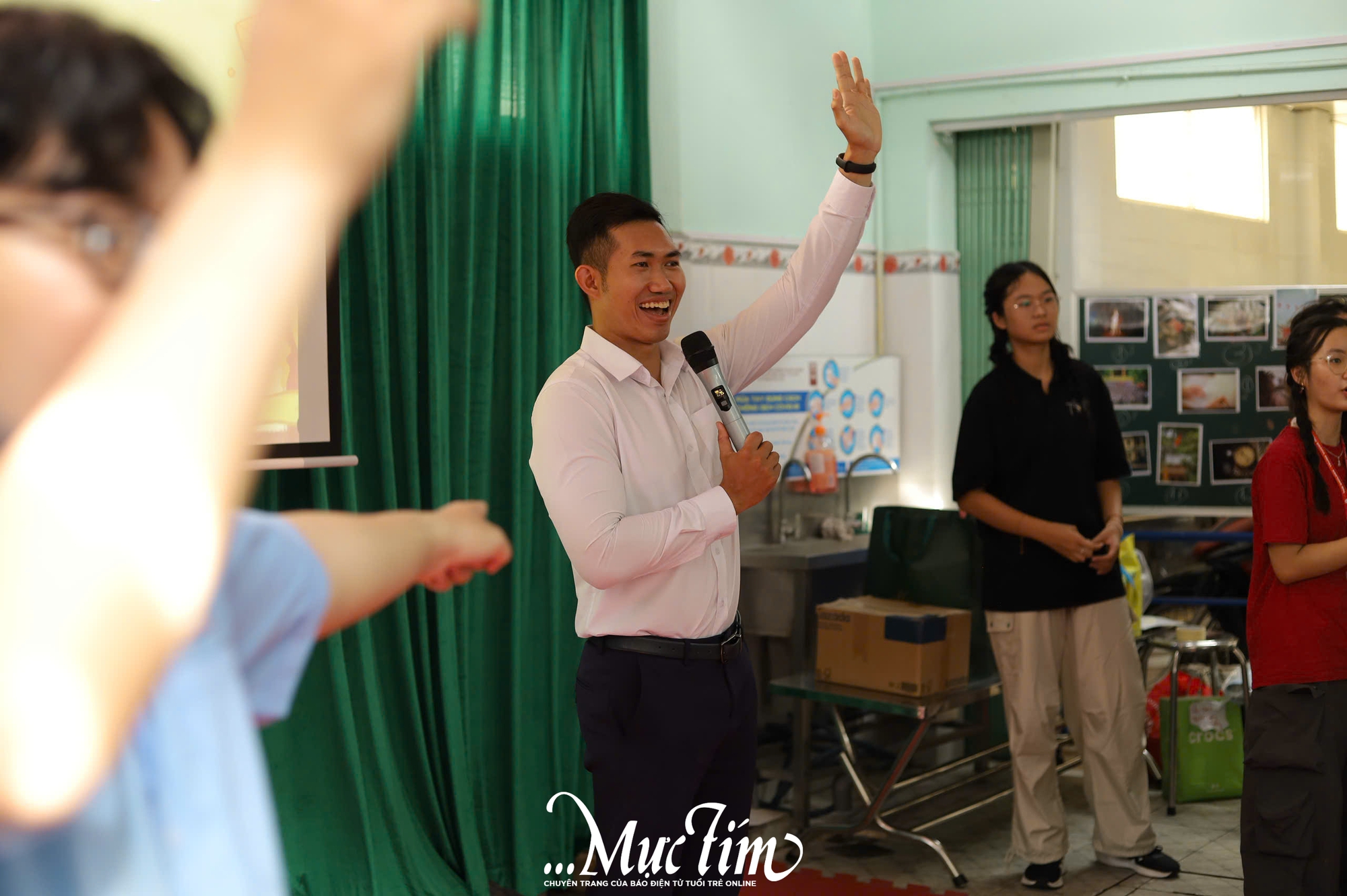 Học trò Trưng Vương mang 'lăng kính hy vọng’ đến Trường Chuyên biệt Hy Vọng- Ảnh 9. Học trò Trưng Vương mang 'lăng kính hy vọng’ đến Trường Chuyên biệt Hy Vọng- Ảnh 9.