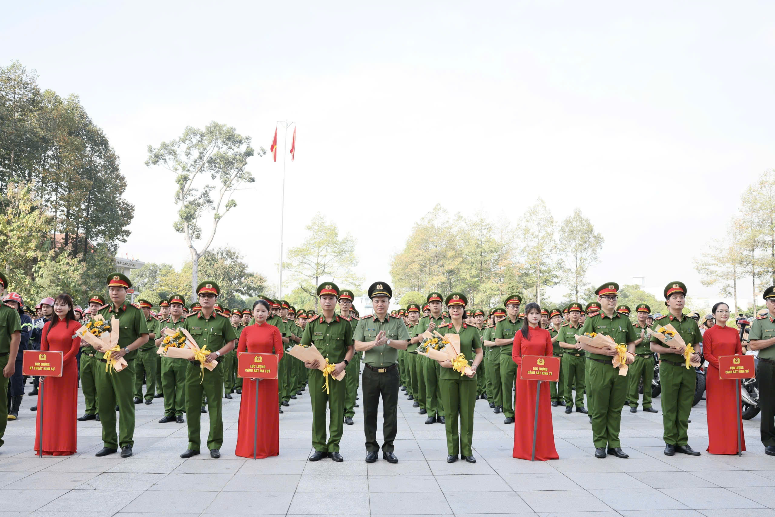 Công an TP.HCM tổng tấn công tội phạm, nâng cao hình ảnh Thành phố an toàn, thân thiện - Ảnh 1.