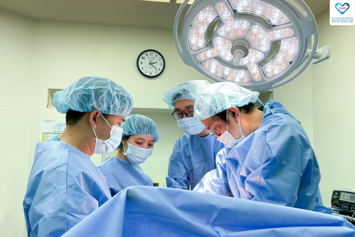 Cấp cứu thành công bệnh nhân vỡ tá tràng do tai nạn giao thông - Ảnh 1.