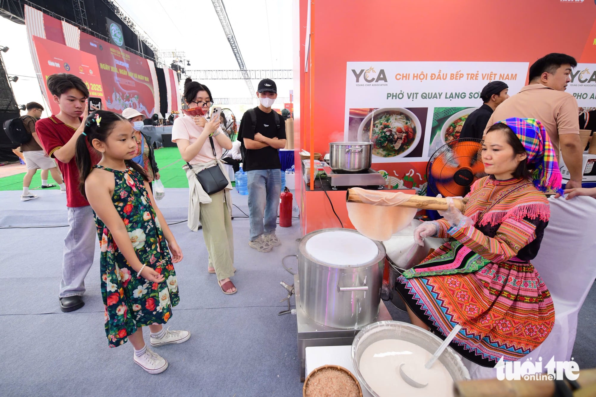 Surging demand pushes pho stalls to full capacity during Pho Day 2025 - Ảnh 3. Surging demand pushes pho stalls to full capacity during Pho Day 2025 - Ảnh 3.