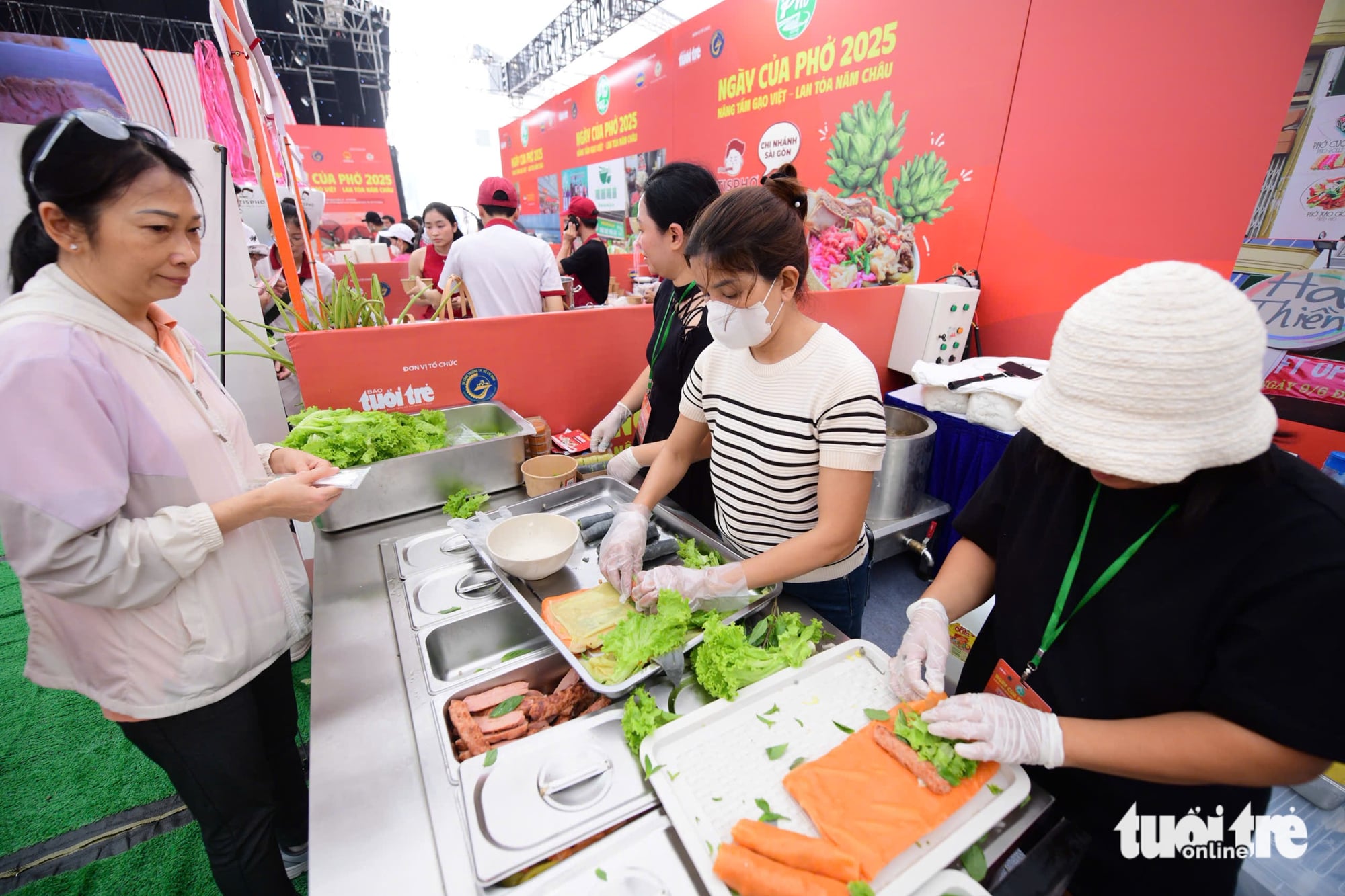 Surging demand pushes pho stalls to full capacity during Pho Day 2025 - Ảnh 9. Surging demand pushes pho stalls to full capacity during Pho Day 2025 - Ảnh 9.