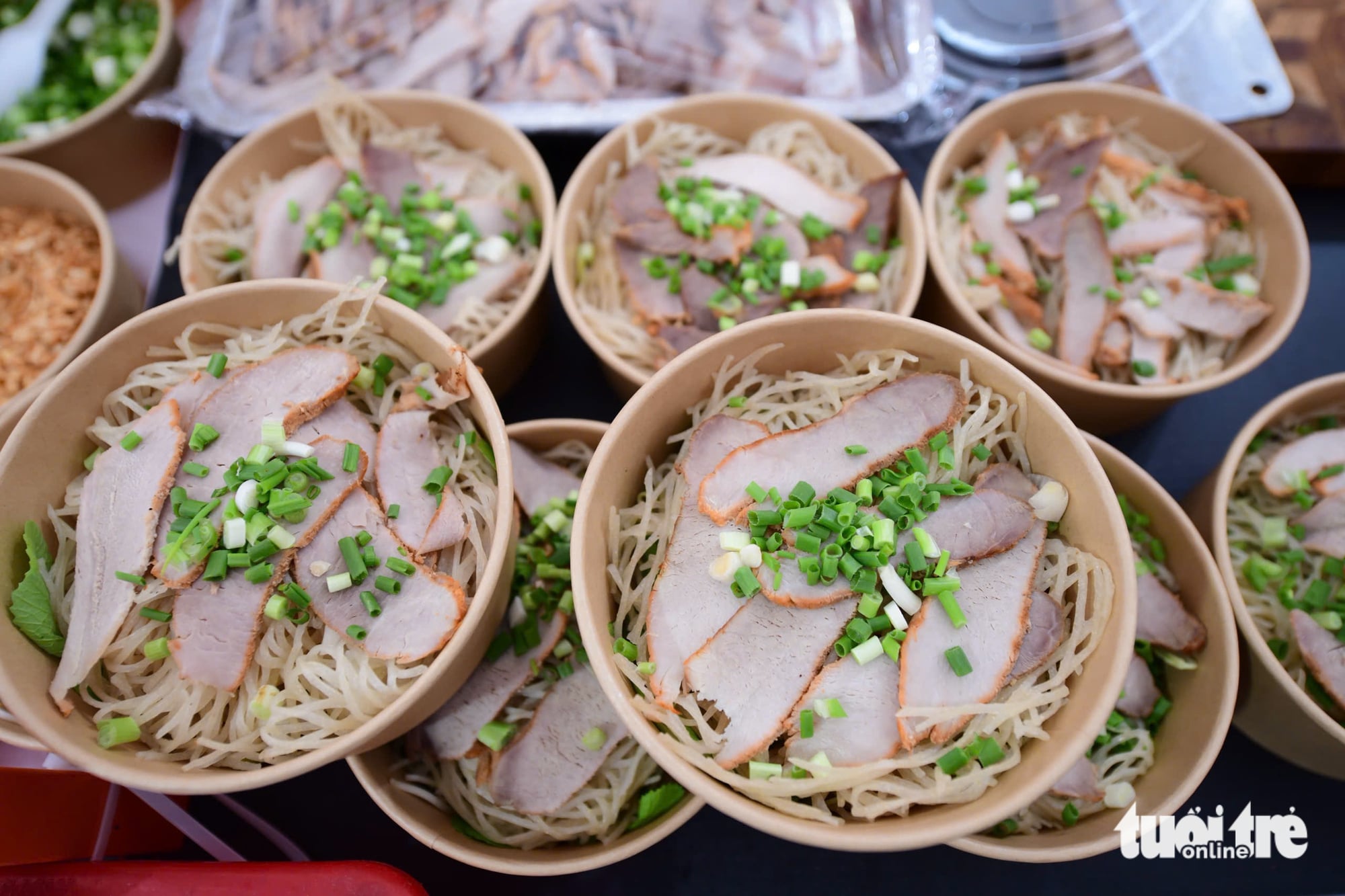 Surging demand pushes pho stalls to full capacity during Pho Day 2025 - Ảnh 4. Surging demand pushes pho stalls to full capacity during Pho Day 2025 - Ảnh 4.