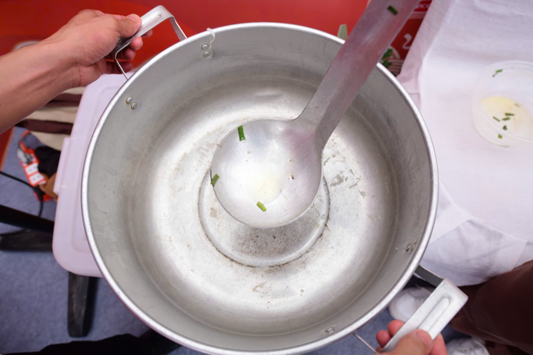 Surging demand pushes pho stalls to full capacity during Pho Day 2025 - Ảnh 2. Surging demand pushes pho stalls to full capacity during Pho Day 2025 - Ảnh 2.