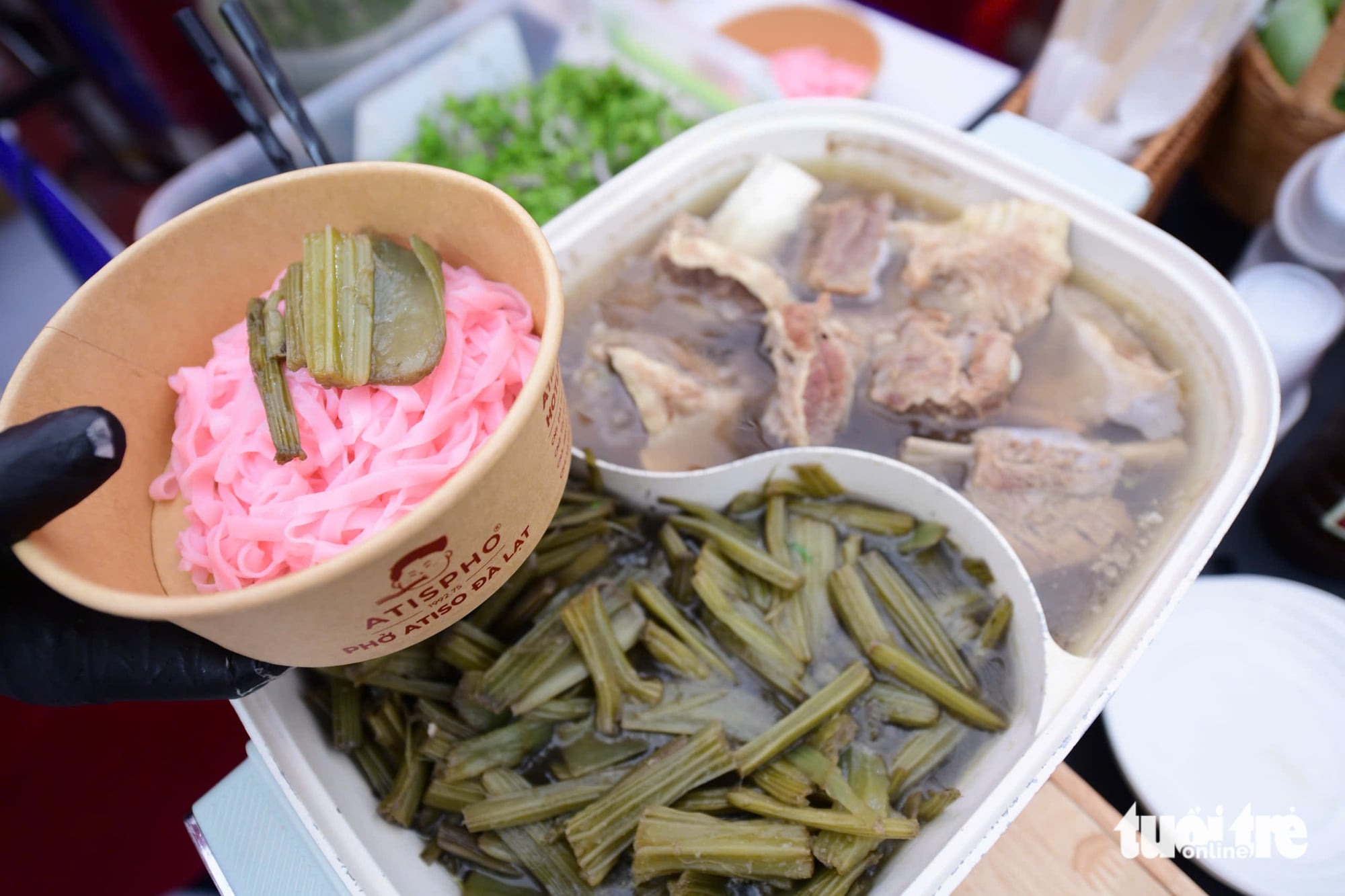 Surging demand pushes pho stalls to full capacity during Pho Day 2025 - Ảnh 6. Surging demand pushes pho stalls to full capacity during Pho Day 2025 - Ảnh 6.