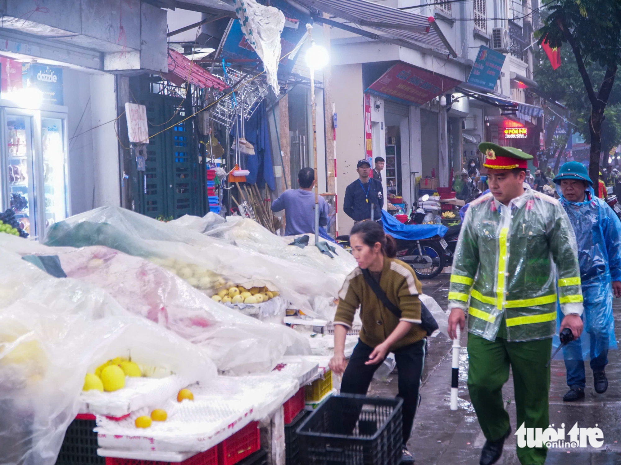Hanoi police launch citywide crackdown on sidewalk, road encroachments - Ảnh 1. Hanoi police launch citywide crackdown on sidewalk, road encroachments - Ảnh 1.