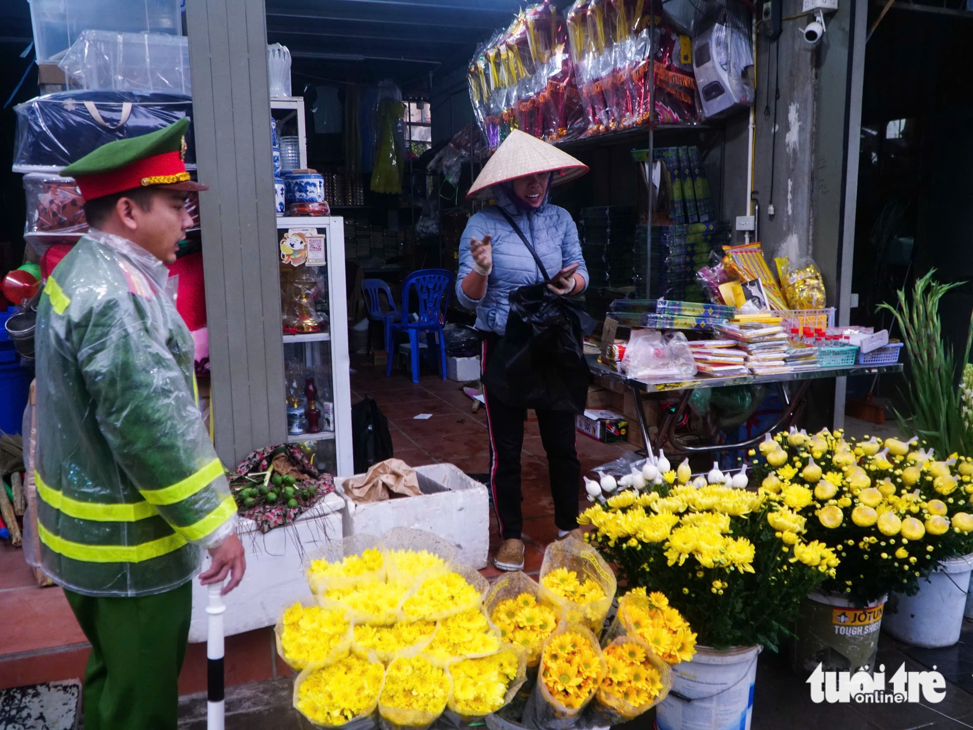 Hanoi police launch citywide crackdown on sidewalk, road encroachments - Ảnh 3. Hanoi police launch citywide crackdown on sidewalk, road encroachments - Ảnh 3.