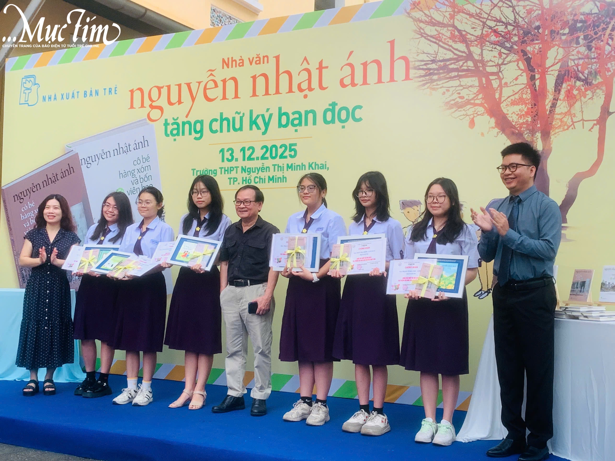 Nhà văn Nguyễn Nhật Ánh tặng chữ ký cho hơn 600 bạn đọc