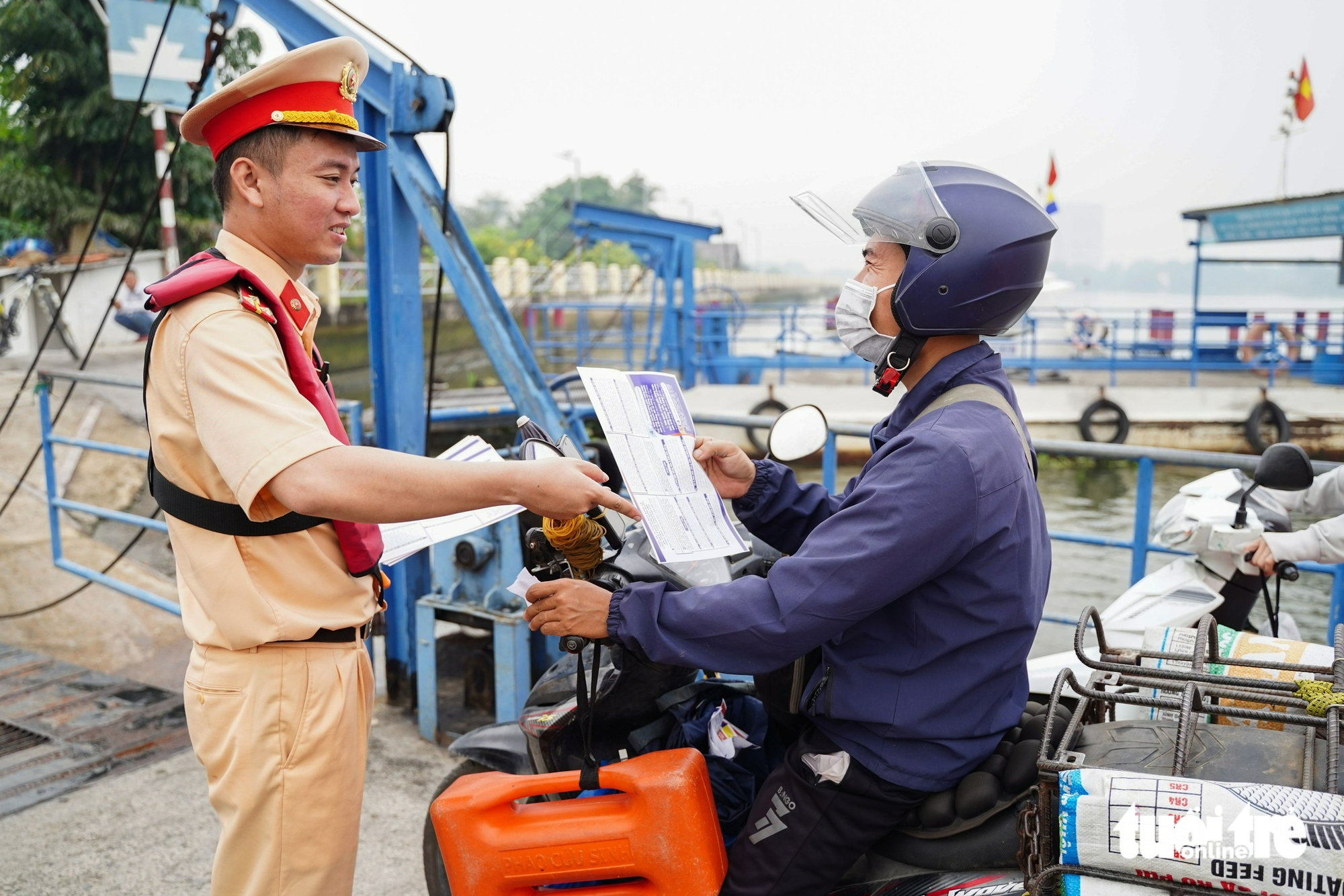 Phà Bình Quới chạy lại, người dân 'thở phào' vì né được điểm kẹt xe - Ảnh 7.