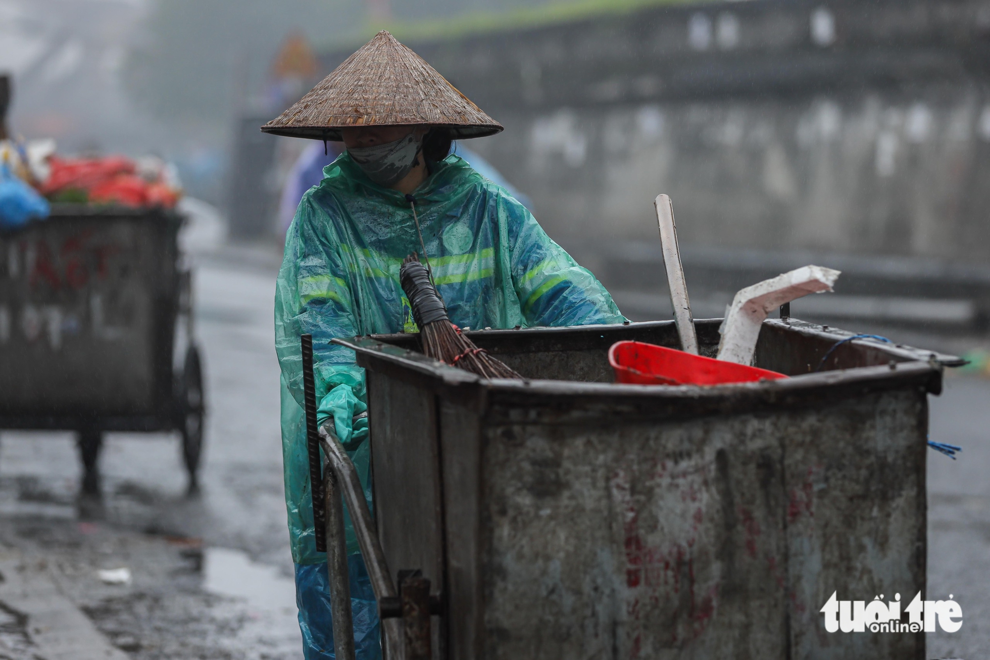 Hanoi people urged to limit outdoor activities as air quality remains hazardous despite lighter traffic - Ảnh 1. Hanoi people urged to limit outdoor activities as air quality remains hazardous despite lighter traffic - Ảnh 1.