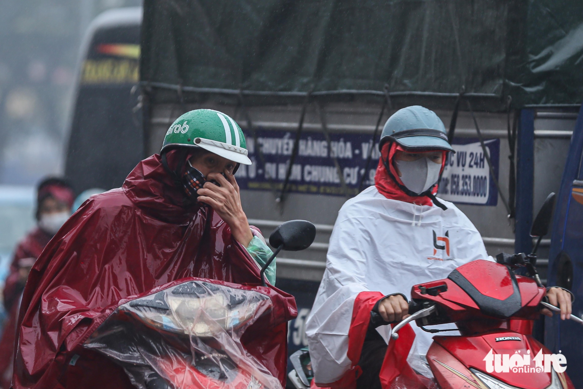 Hanoi people urged to limit outdoor activities as air quality remains hazardous despite lighter traffic - Ảnh 2. Hanoi people urged to limit outdoor activities as air quality remains hazardous despite lighter traffic - Ảnh 2.