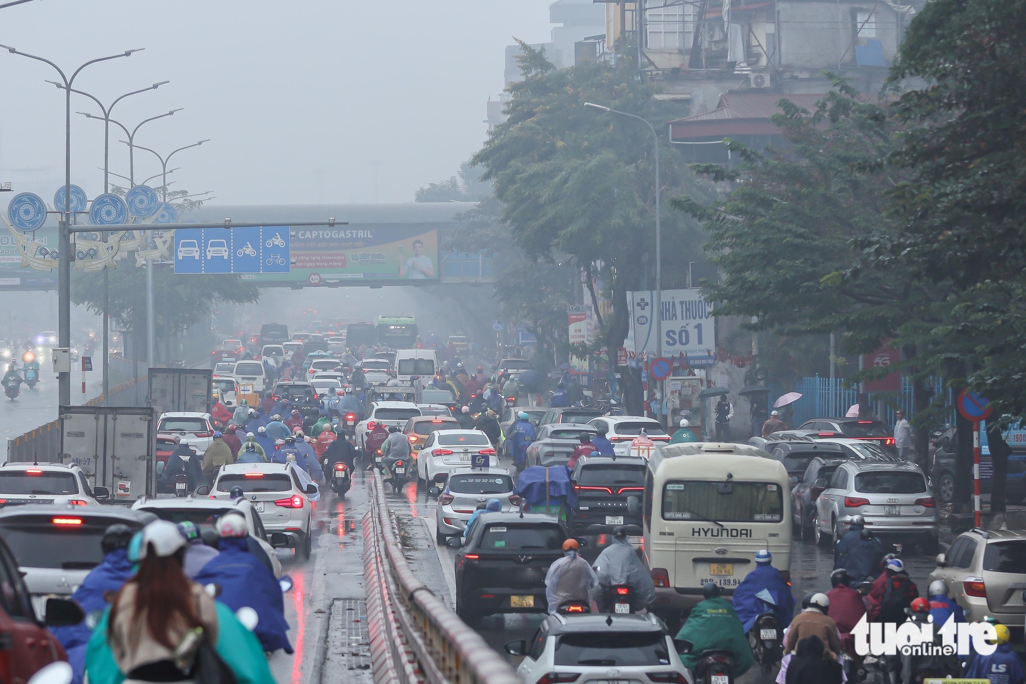 Hanoi people urged to limit outdoor activities as air quality remains hazardous despite lighter traffic - Ảnh 3. Hanoi people urged to limit outdoor activities as air quality remains hazardous despite lighter traffic - Ảnh 3.