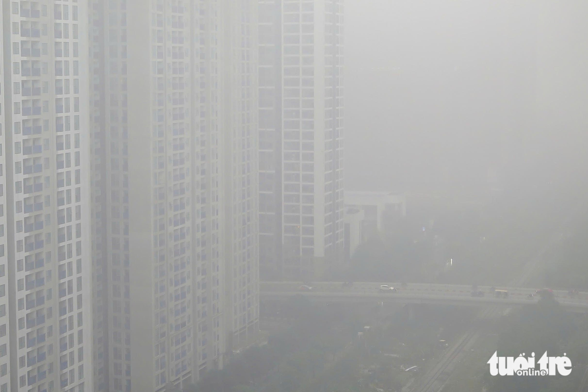 Hanoi people urged to limit outdoor activities as air quality remains hazardous despite lighter traffic - Ảnh 4. Hanoi people urged to limit outdoor activities as air quality remains hazardous despite lighter traffic - Ảnh 4.