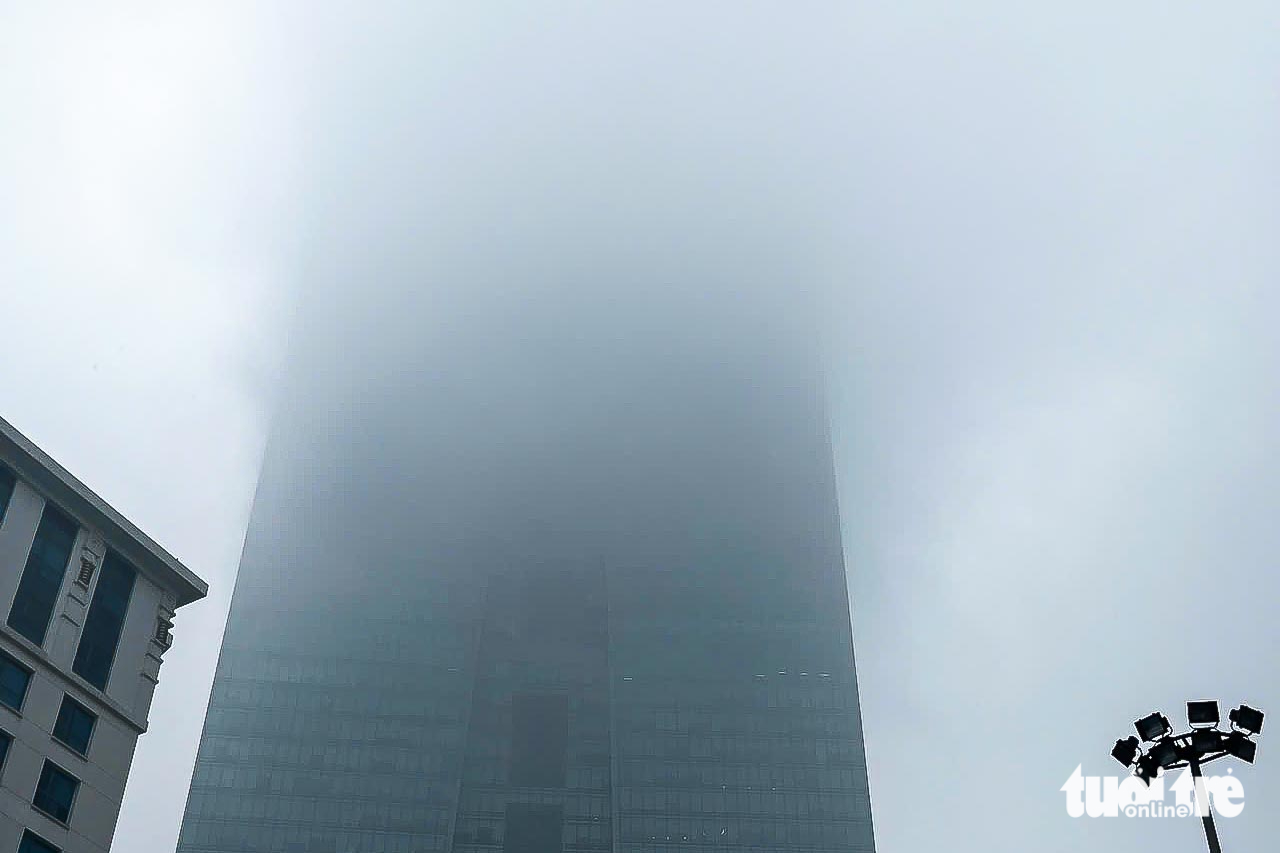 Hanoi people urged to limit outdoor activities as air quality remains hazardous despite lighter traffic - Ảnh 5. Hanoi people urged to limit outdoor activities as air quality remains hazardous despite lighter traffic - Ảnh 5.