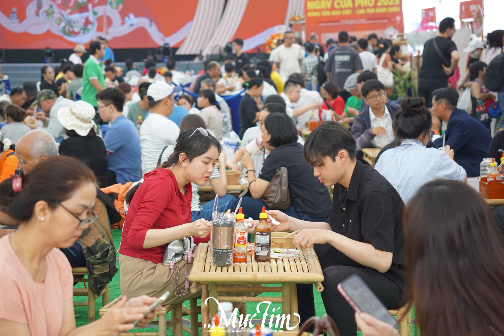 Teen hào hứng trải nghiệm những món phở có 1-0-2 tại Ngày của Phở - Ảnh 1.