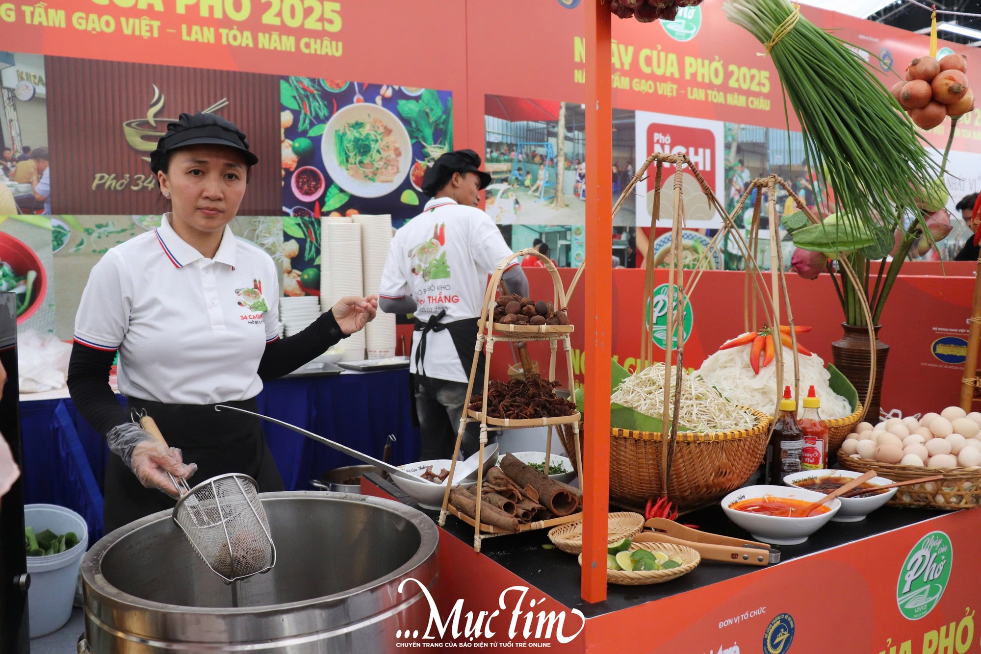 Teen hào hứng trải nghiệm những món phở có 1-0-2 tại Ngày của Phở - Ảnh 2.