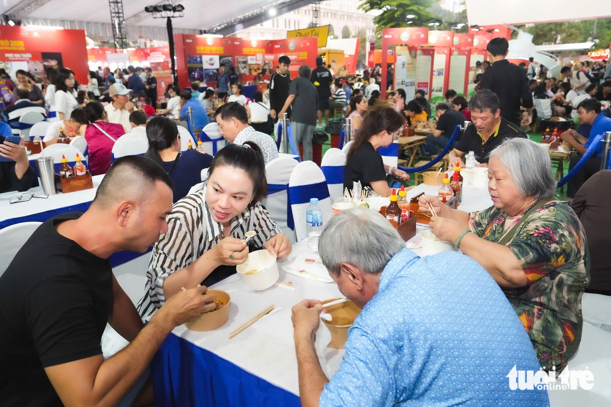 Xay ngô làm bánh phở tại Ngày của Phở, vui quá đồng bào ơi - Ảnh 7. Ngày của Phở - Ảnh 7.