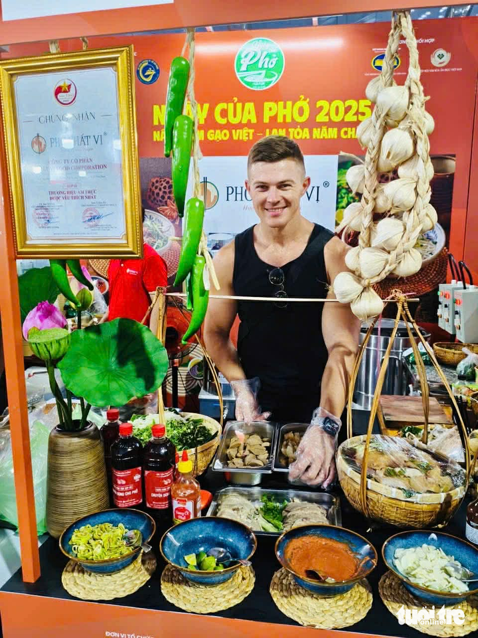 Du khách toàn thế giới đổ về Ngày của Phở: Tôi tin tưởng mọi tô phở Việt - Ảnh 4. Du khách quốc tế đổ về Ngày của Phở: 'Tôi tin tưởng mọi tô phở Việt' - Ảnh 8.