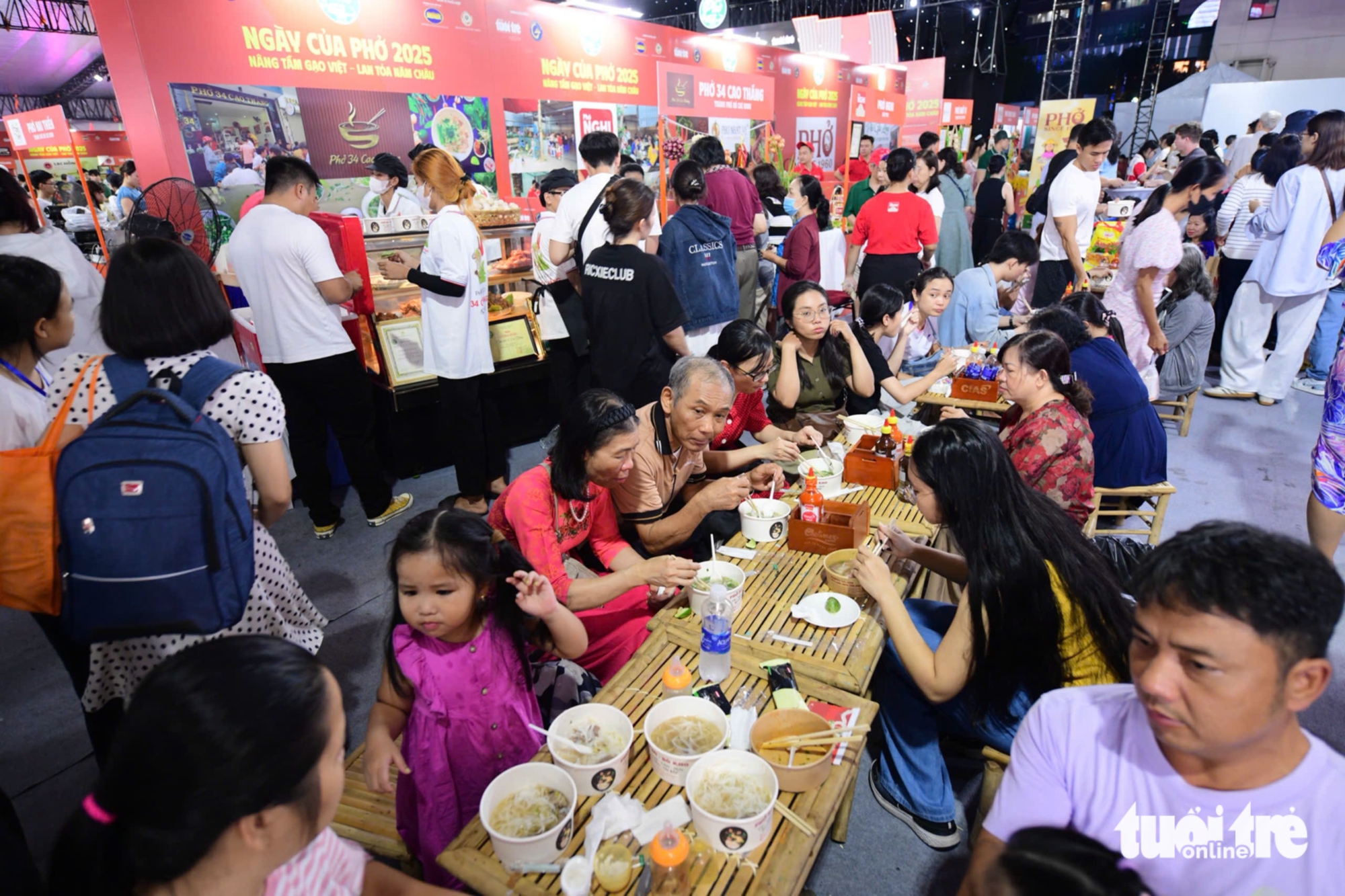 Buổi tối nhộn nhịp tại Ngày của Phở, có quầy phục vụ hơn ngàn tô chưa nghỉ - Ảnh 2. ngày của phở - Ảnh 2.