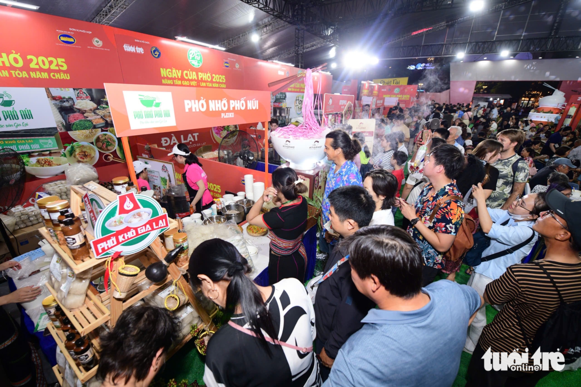 Buổi tối nhộn nhịp tại Ngày của Phở, có quầy phục vụ hơn ngàn tô chưa nghỉ - Ảnh 5. Buổi tối nhộn nhịp tại Ngày của Phở, người dân xếp hàng chờ đến lượt, có tiệm phục vụ cả ngàn tô - Ảnh 5.