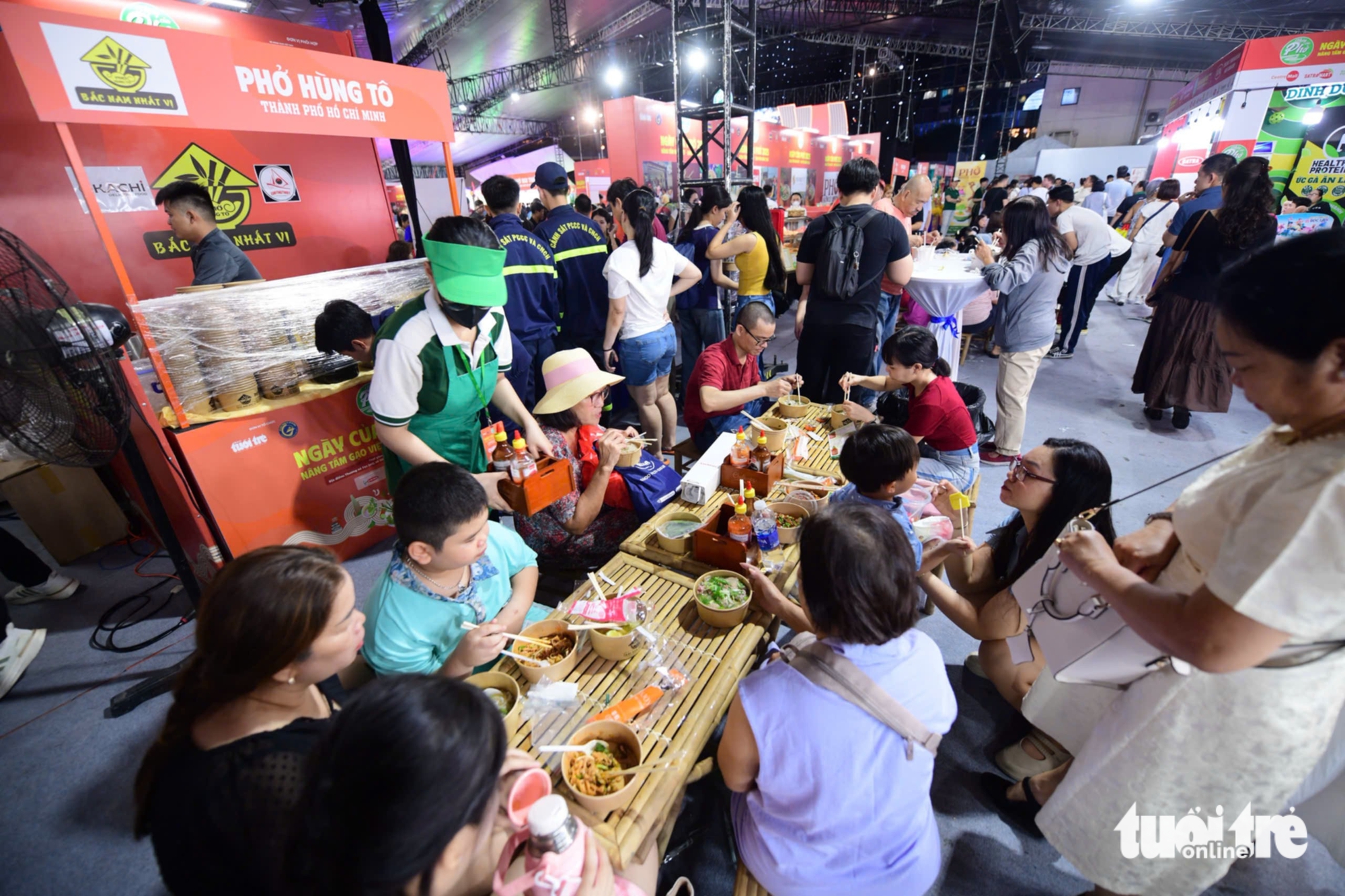 Buổi tối nhộn nhịp tại Ngày của Phở, có quầy phục vụ hơn ngàn tô chưa nghỉ - Ảnh 6. ngày của phở - Ảnh 6.