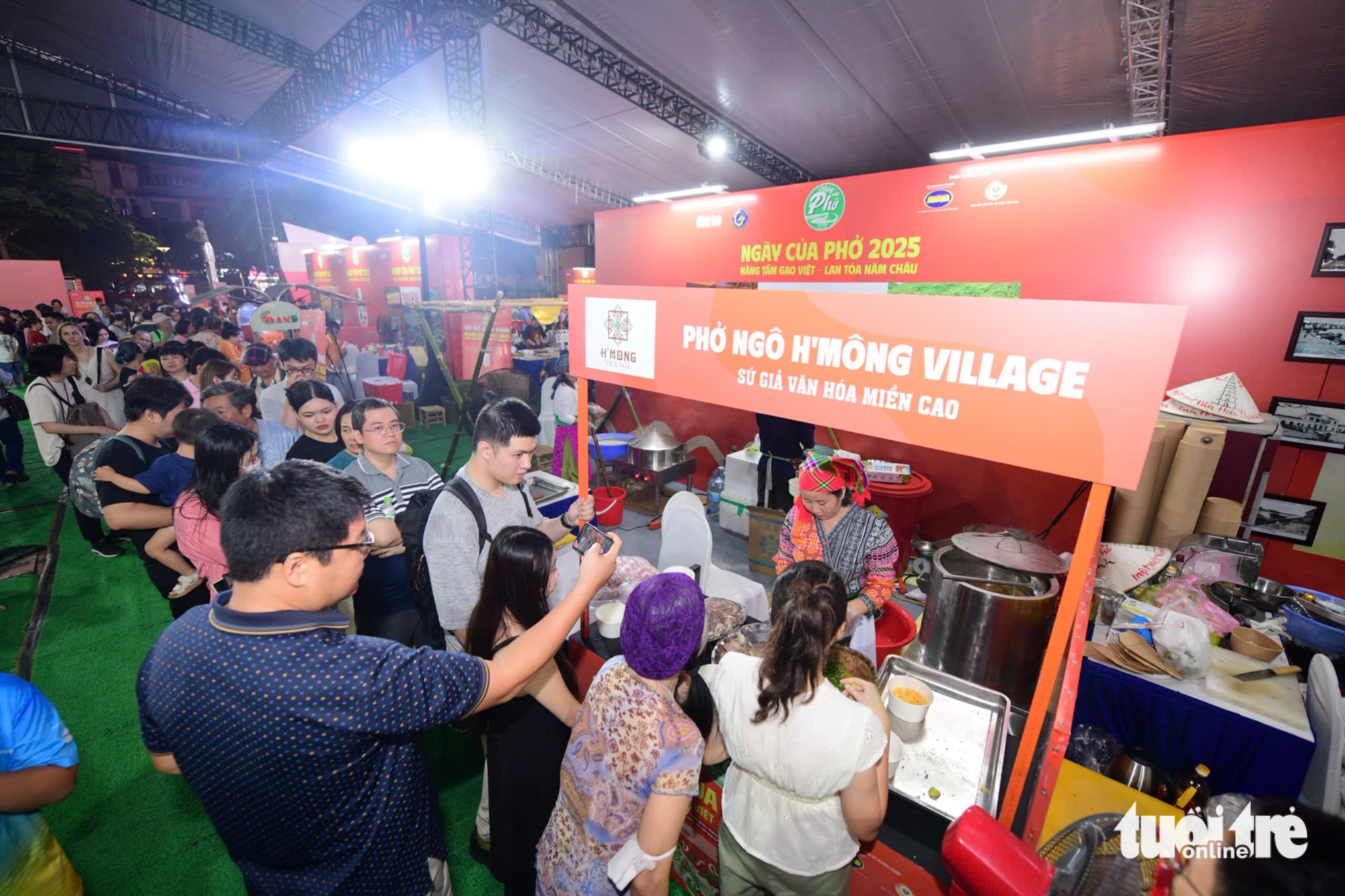 Buổi tối nhộn nhịp tại Ngày của Phở, người dân xếp hàng chờ đến lượt, có tiệm phục vụ cả ngàn tô - Ảnh 7.