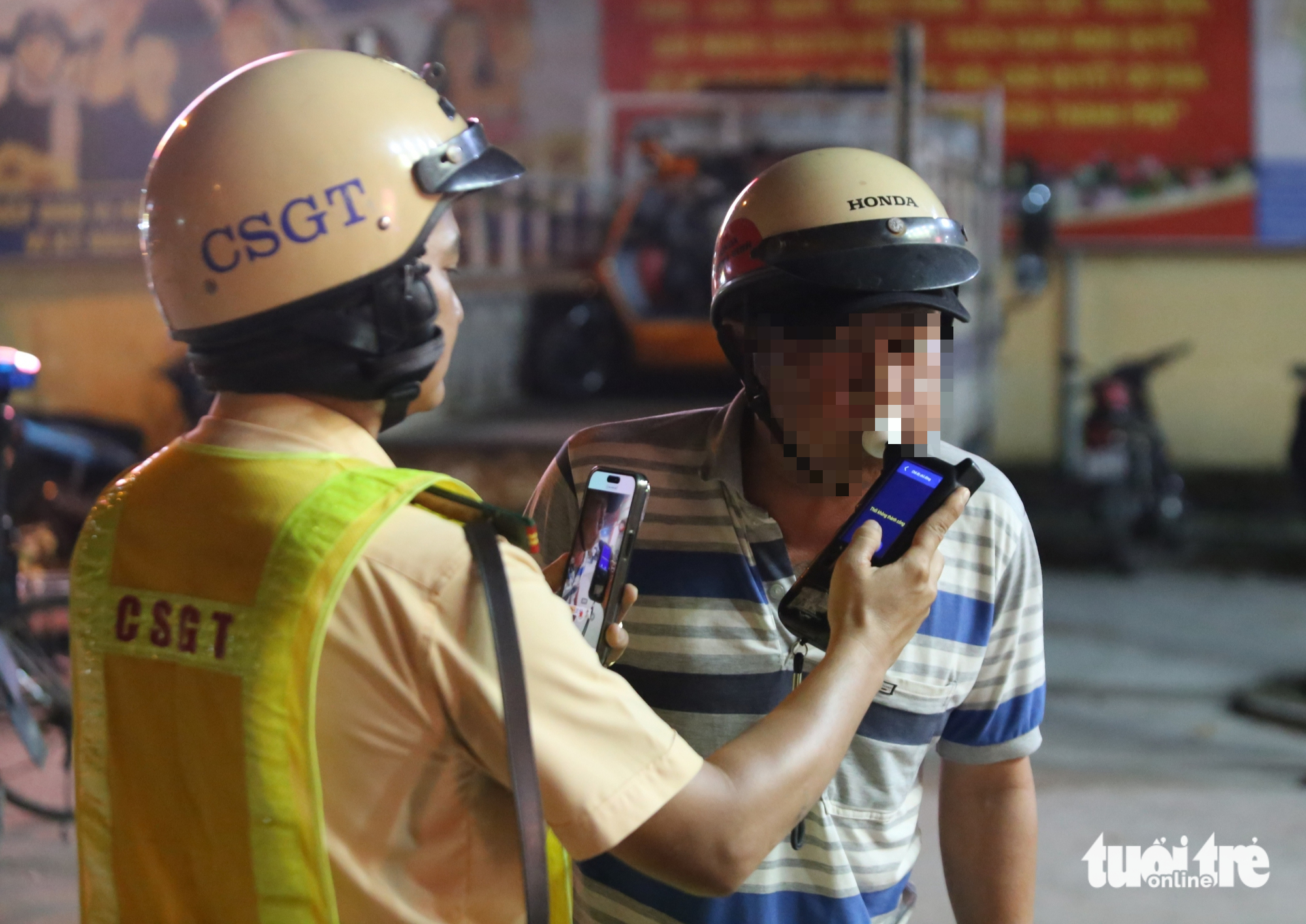 Cuối tuần 'lai rai vài chai', nhiều người vi phạm nồng độ cồn mức kịch trần bị xử lý - Ảnh 1.