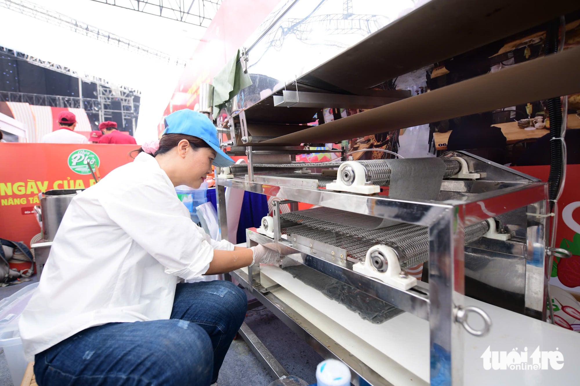 Surging demand pushes pho stalls to full capacity during Pho Day 2025 - Ảnh 8. Surging demand pushes pho stalls to full capacity during Pho Day 2025 - Ảnh 8.