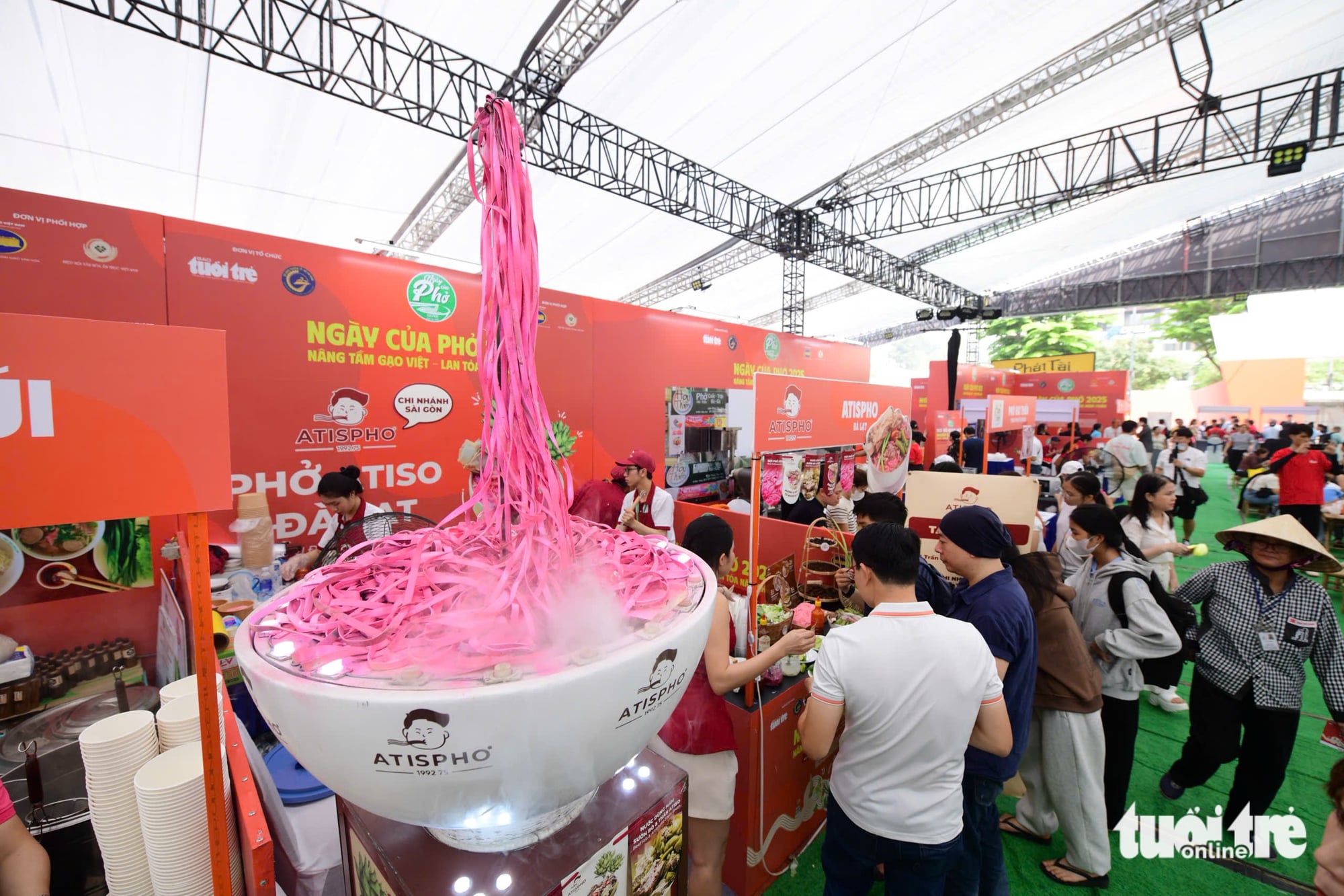 Surging demand pushes pho stalls to full capacity during Pho Day 2025 - Ảnh 7. Surging demand pushes pho stalls to full capacity during Pho Day 2025 - Ảnh 7.