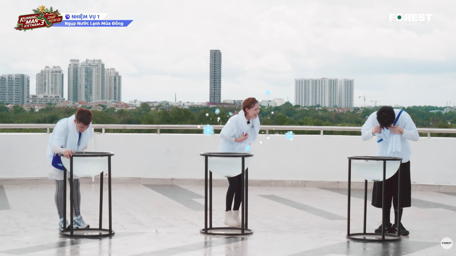 Bùi Công Nam gặp khó vì chiều cao, tận hưởng hình phạt tại Running man tập 10 - Ảnh 2. Bùi Công Nam gặp khó vì chiều cao, tận hưởng hình phạt tại Running man tập 10 - Ảnh 2.