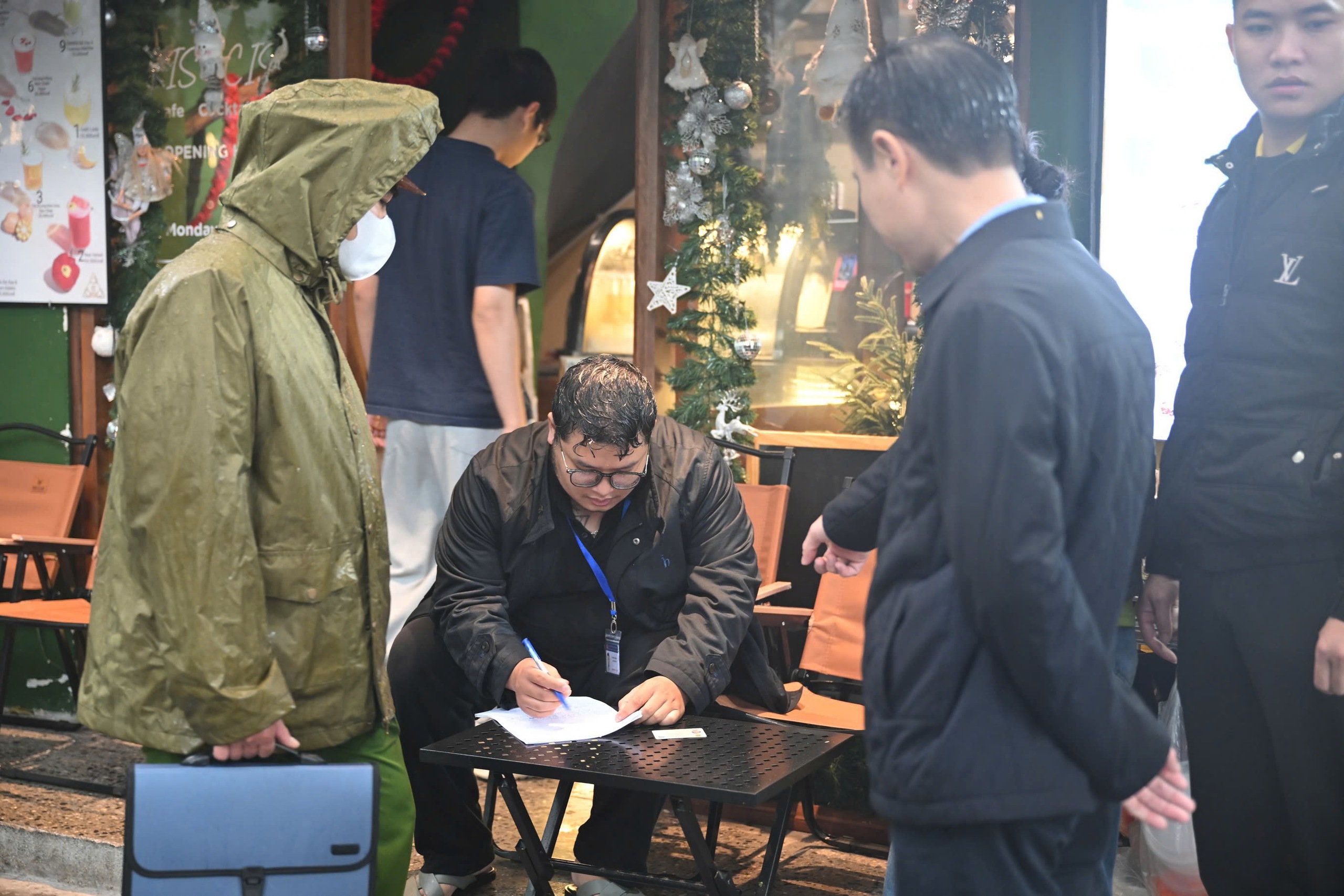 Hanoi police launch citywide crackdown on sidewalk, road encroachments - Ảnh 5. Hanoi police launch citywide crackdown on sidewalk, road encroachments - Ảnh 5.