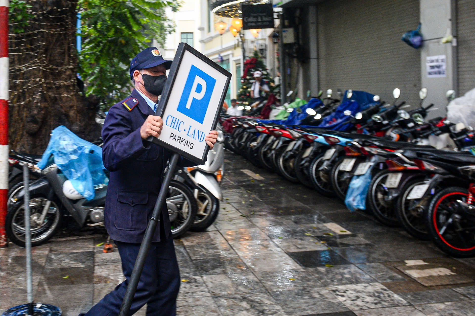 Hanoi police launch citywide crackdown on sidewalk, road encroachments - Ảnh 8. Hanoi police launch citywide crackdown on sidewalk, road encroachments - Ảnh 8.