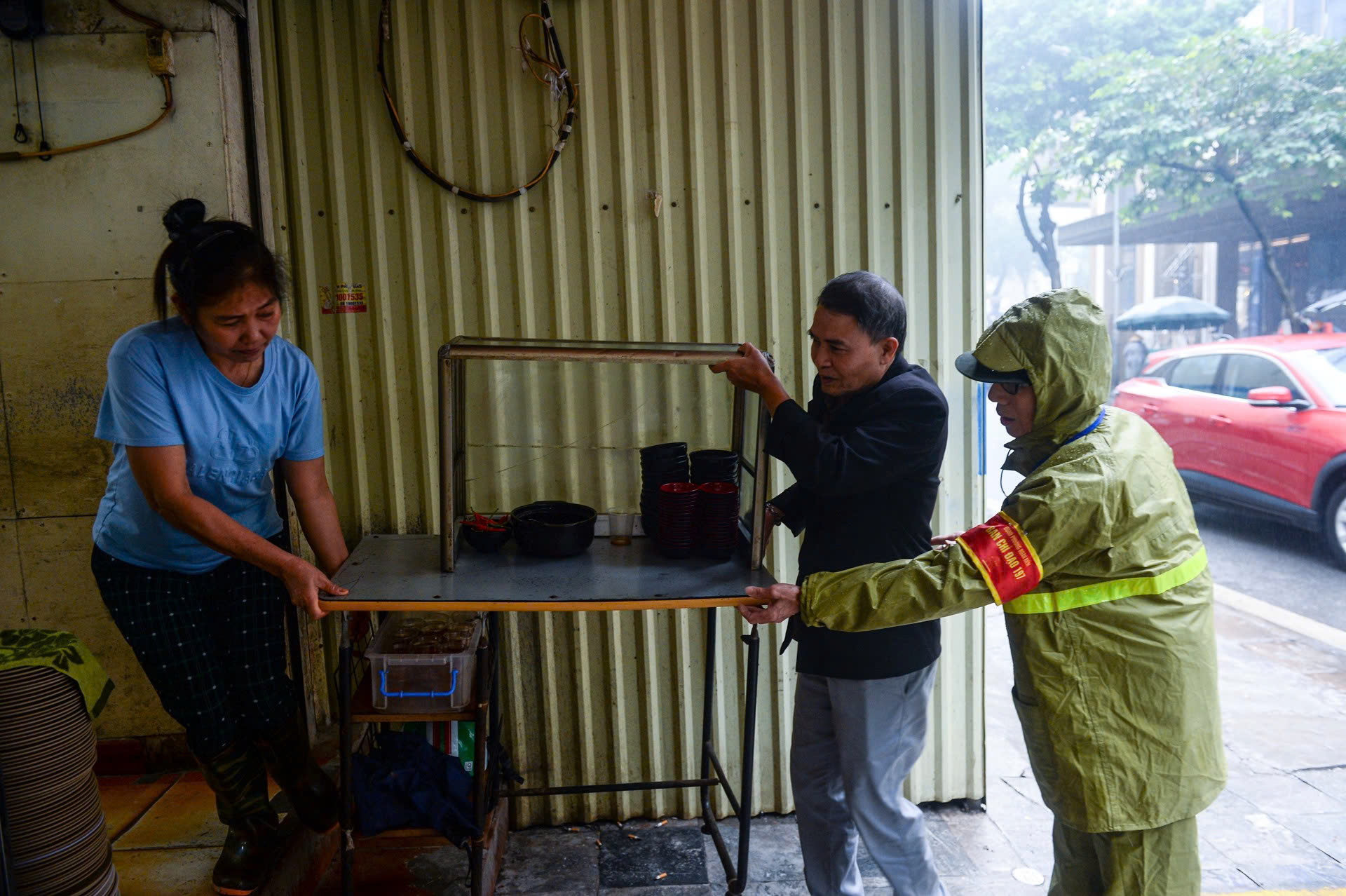 Hanoi police launch citywide crackdown on sidewalk, road encroachments - Ảnh 6. Hanoi police launch citywide crackdown on sidewalk, road encroachments - Ảnh 6.