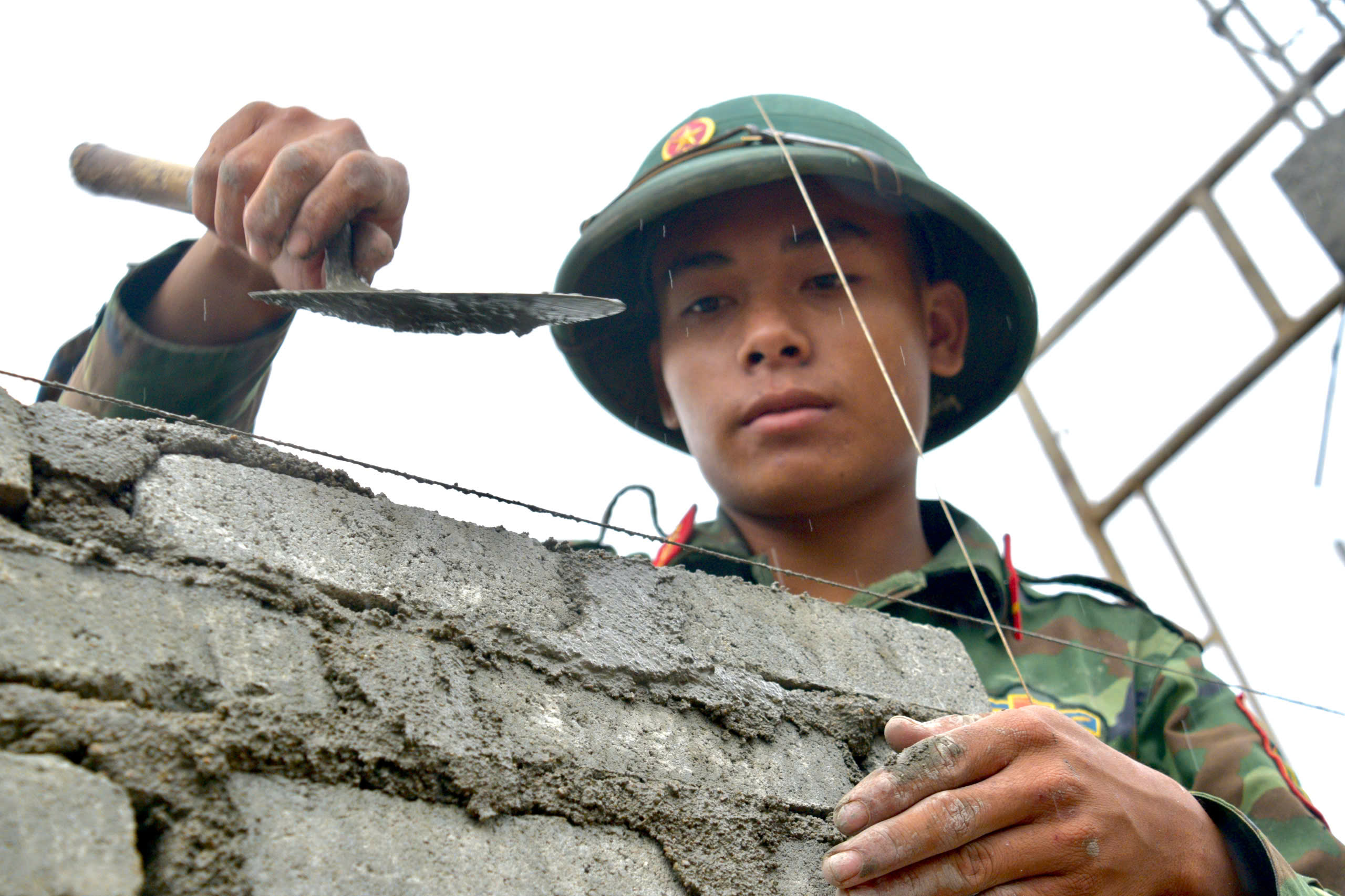 Đồng loạt nhà vùng lũ cho dân được rút ngắn thời gian thi công, bộ đội làm việc không kể ngày đêm - Ảnh 1.
