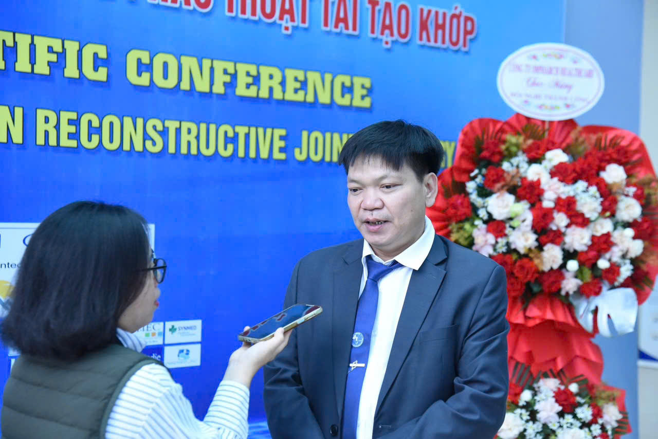 Nhiều người trẻ cũng phải thay khớp, đặc biệt là nam giới - Ảnh 1.