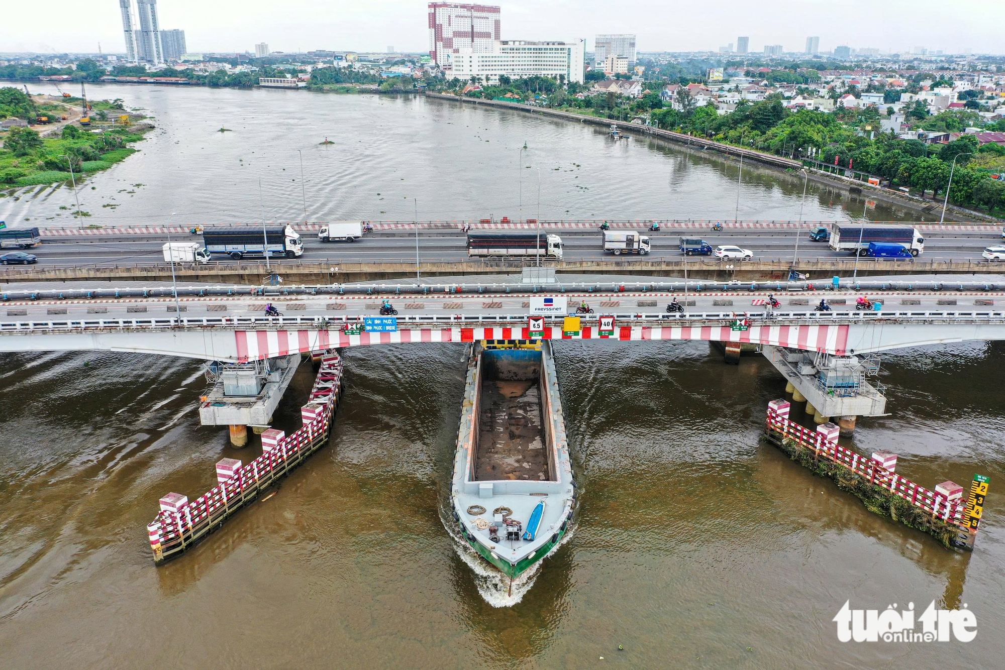 Đội 'thần đèn' hoàn tất nhấc cầu Bình Phước 1 nặng 9.000 tấn lên thêm 1,25m - Ảnh 1.