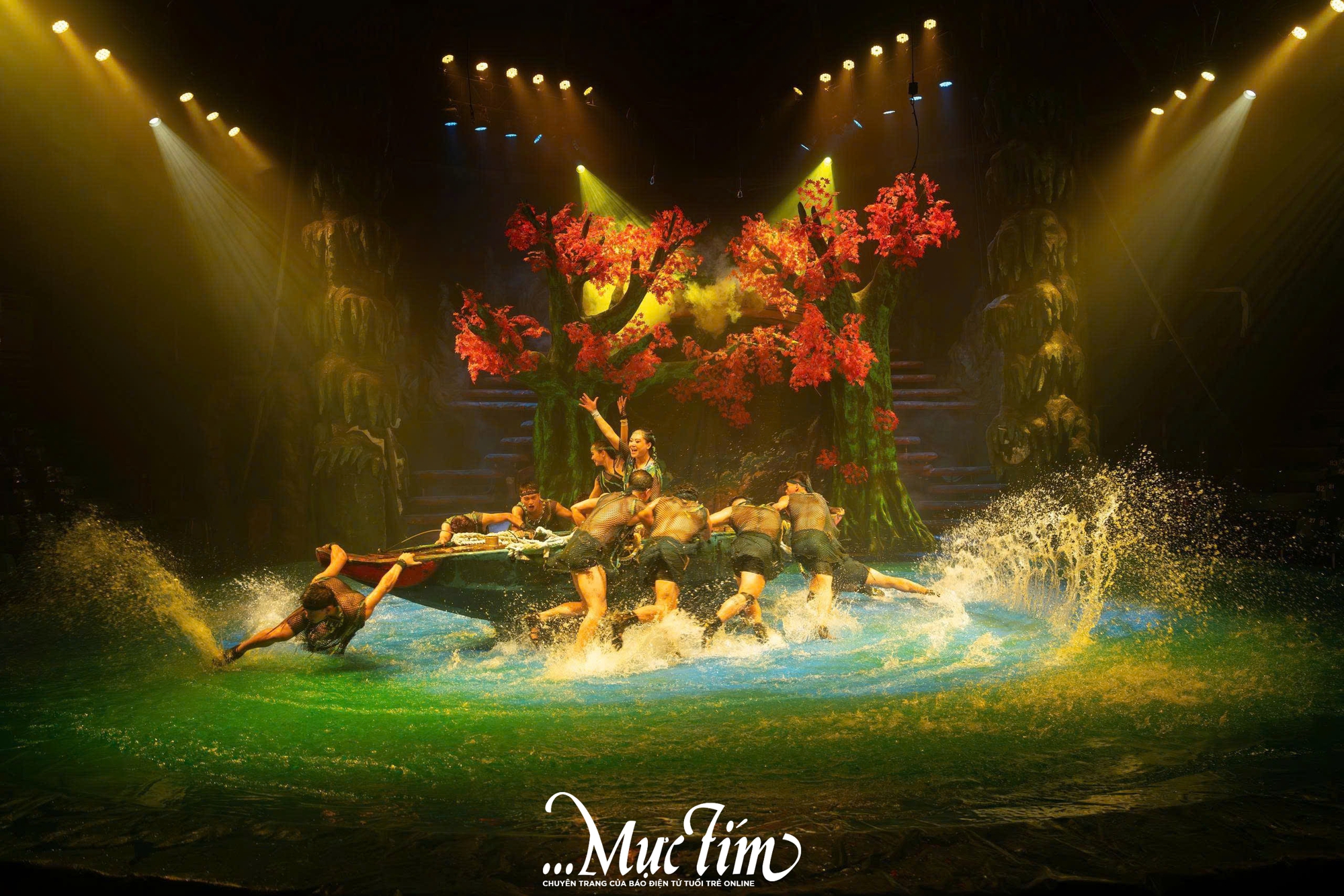 Bạn trẻ 'lạc' vào thế giới thần bí khi xem xiếc Ký ức Hỏa thần- Ảnh 2. Bạn trẻ 'lạc' vào thế giới thần bí khi xem xiếc Ký ức Hỏa thần- Ảnh 2.