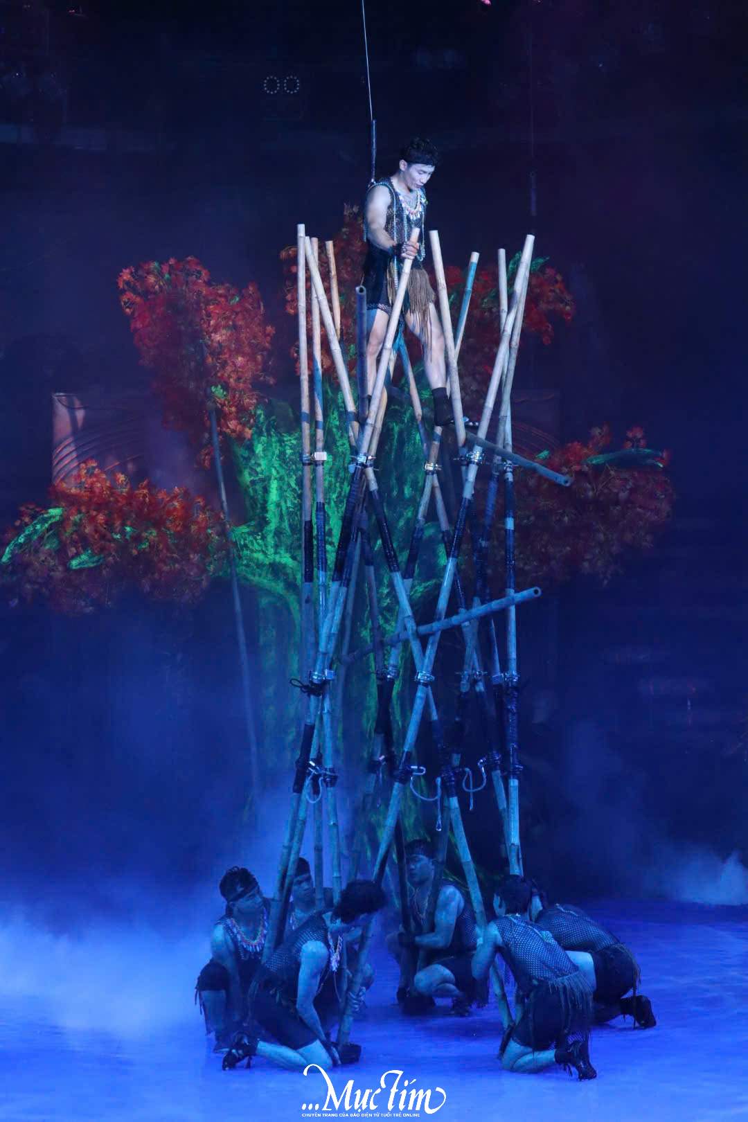 Bạn trẻ 'lạc' vào thế giới thần bí khi xem xiếc Ký ức Hỏa thần- Ảnh 8. Bạn trẻ 'lạc' vào thế giới thần bí khi xem xiếc Ký ức Hỏa thần- Ảnh 8.