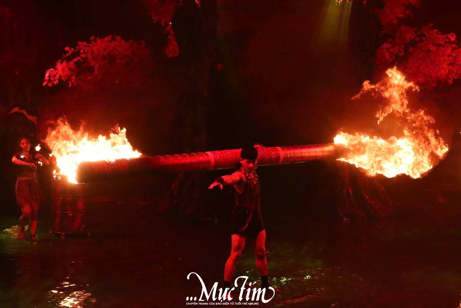 Bạn trẻ 'lạc' vào thế giới thần bí khi xem xiếc Ký ức Hỏa thần- Ảnh 9. Bạn trẻ 'lạc' vào thế giới thần bí khi xem xiếc Ký ức Hỏa thần- Ảnh 9.