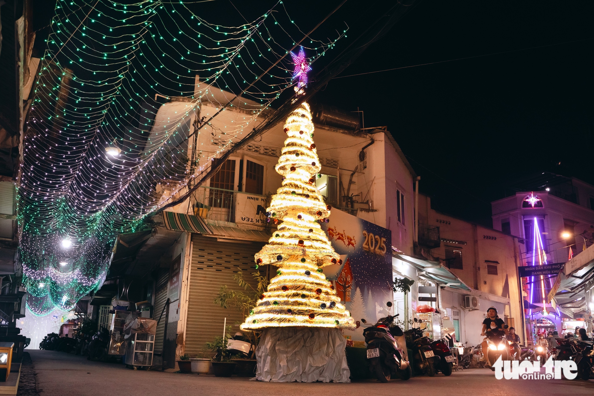 Xóm đạo lên đèn, không khí Noel len lỏi khắp các con phố - Ảnh 1.